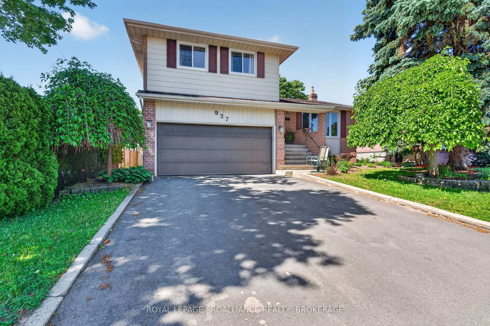 Front of 927 Bellwood Place