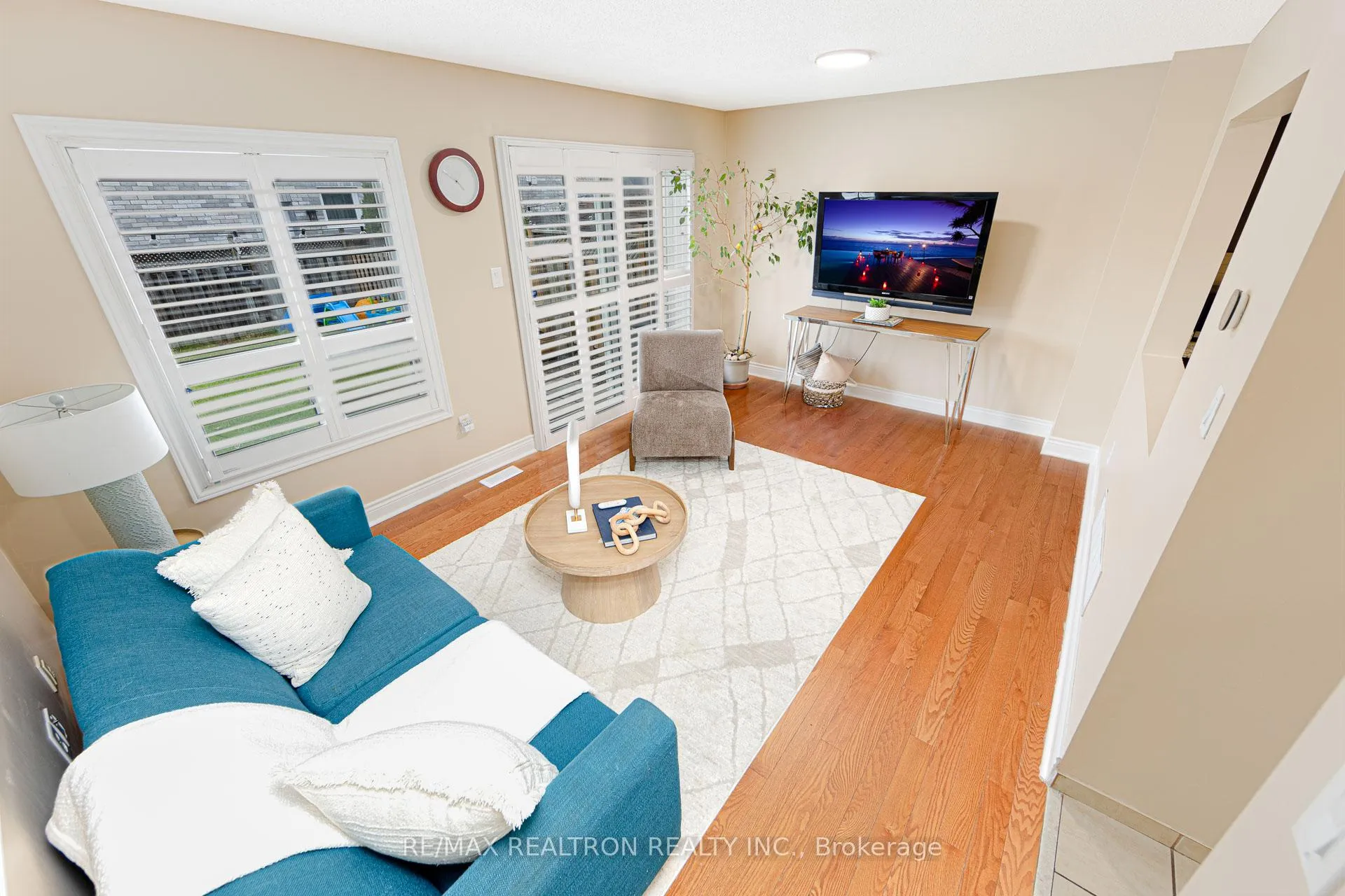 Photo 4 of 141 Laird Drive, Markham, Middlefield — HOMEH