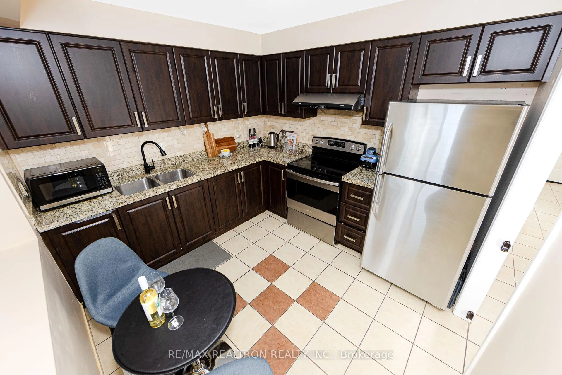 Photo 8 of 141 Laird Drive, Markham, Middlefield — HOMEH