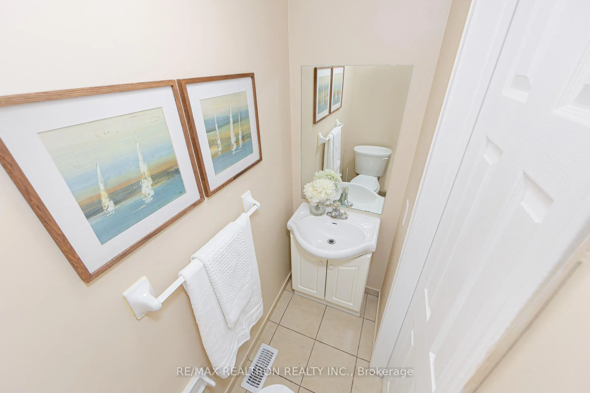 Photo 9 of 141 Laird Drive, Markham, Middlefield — HOMEH