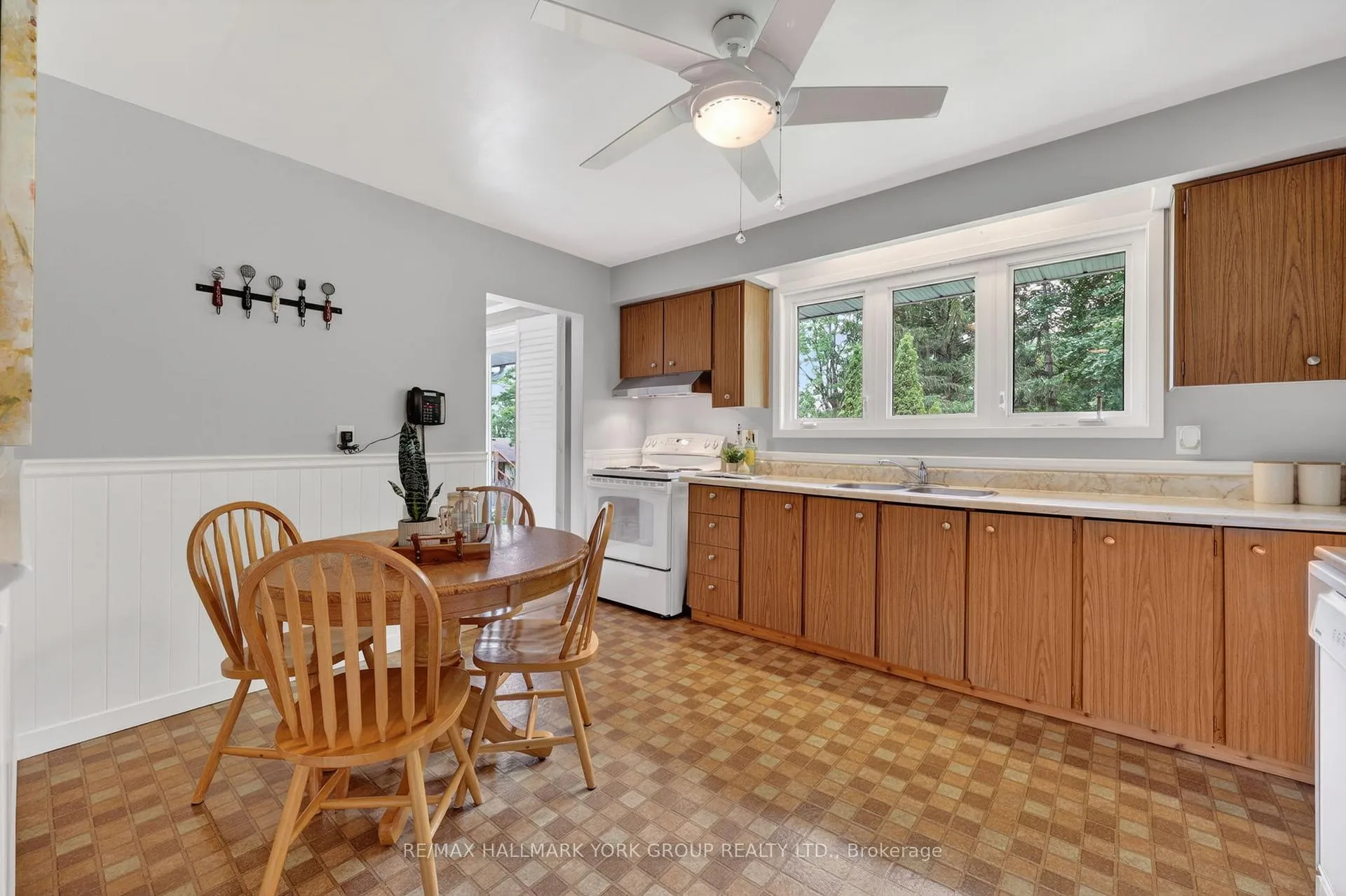 Photo 11 of 49 Orma Drive, Orillia — HOMEH