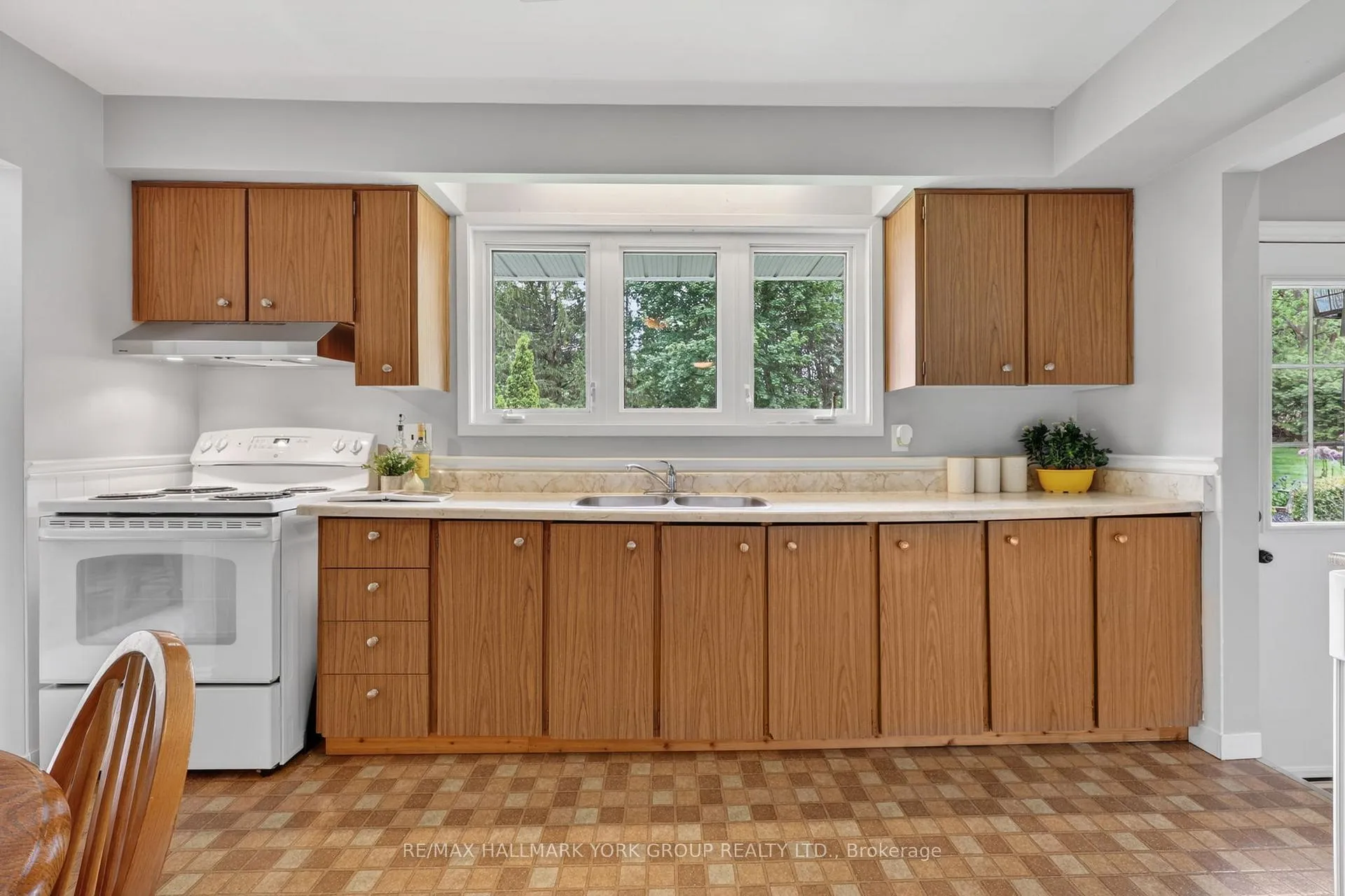Photo 12 of 49 Orma Drive, Orillia — HOMEH
