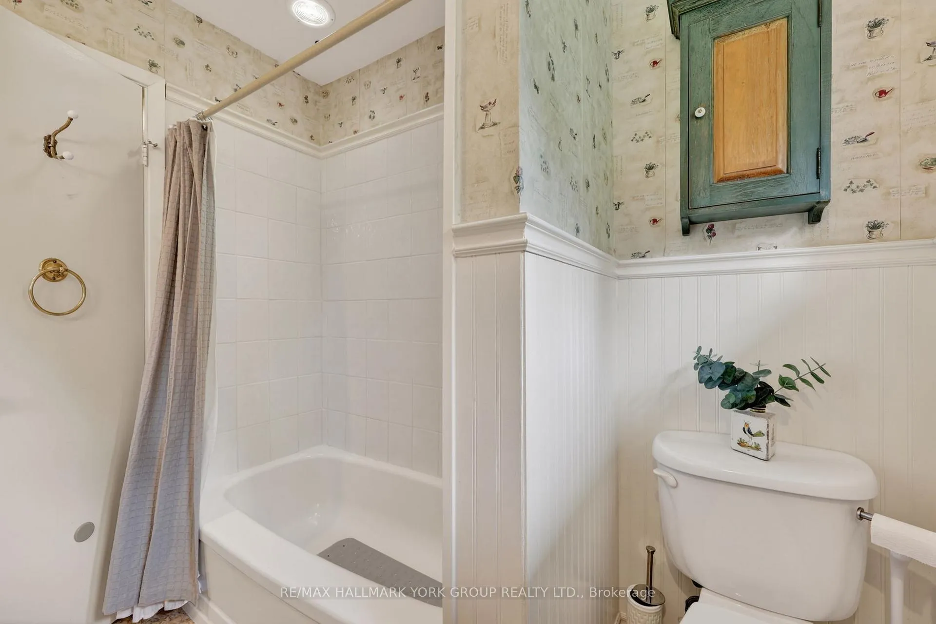 Photo 32 of 49 Orma Drive, Orillia — HOMEH