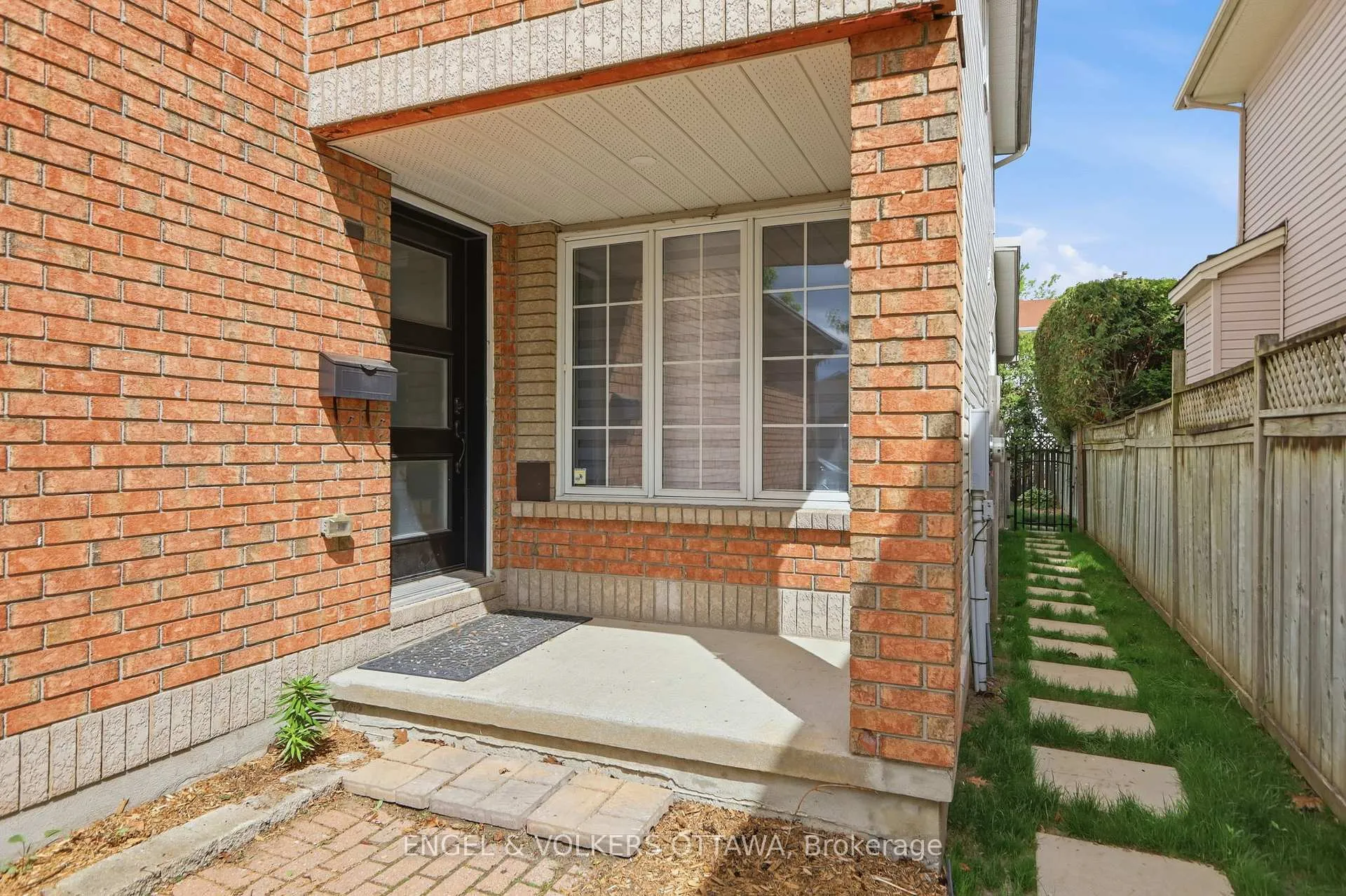 Photo 2 of 1033 Como Crescent, Ottawa, Fallingbrook/Pineridge — HOMEH