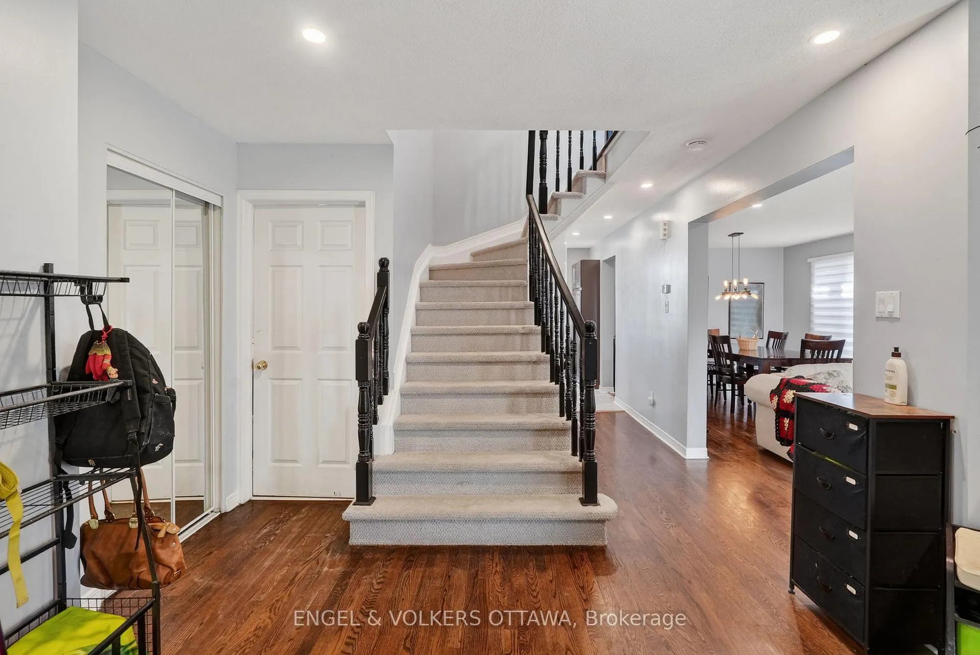 Photo 5 of 1033 Como Crescent, Ottawa, Fallingbrook/Pineridge — HOMEH