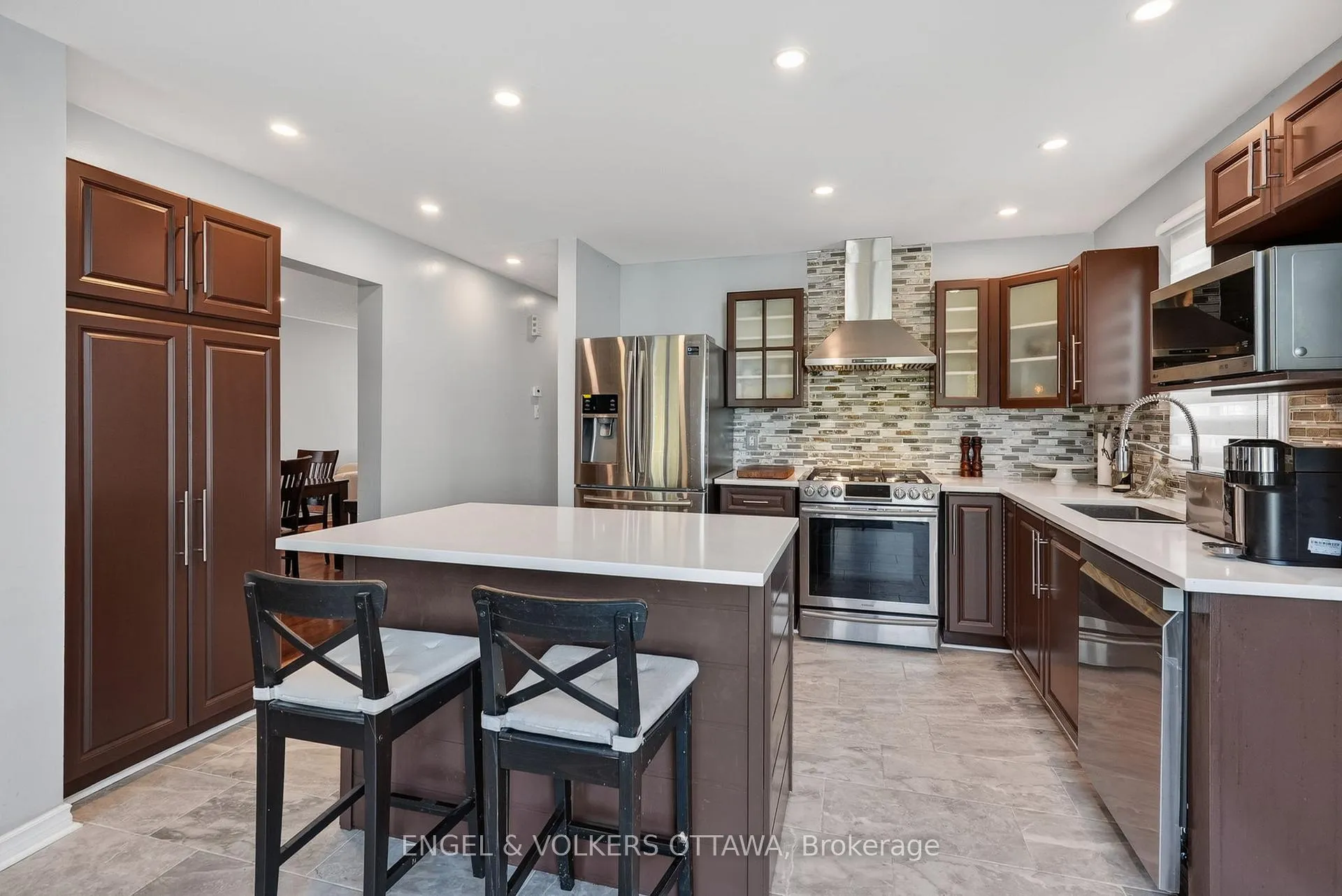 Photo 9 of 1033 Como Crescent, Ottawa, Fallingbrook/Pineridge — HOMEH
