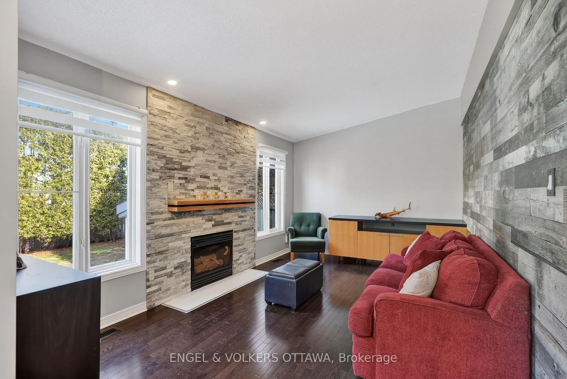 Photo 10 of 1033 Como Crescent, Ottawa, Fallingbrook/Pineridge — HOMEH