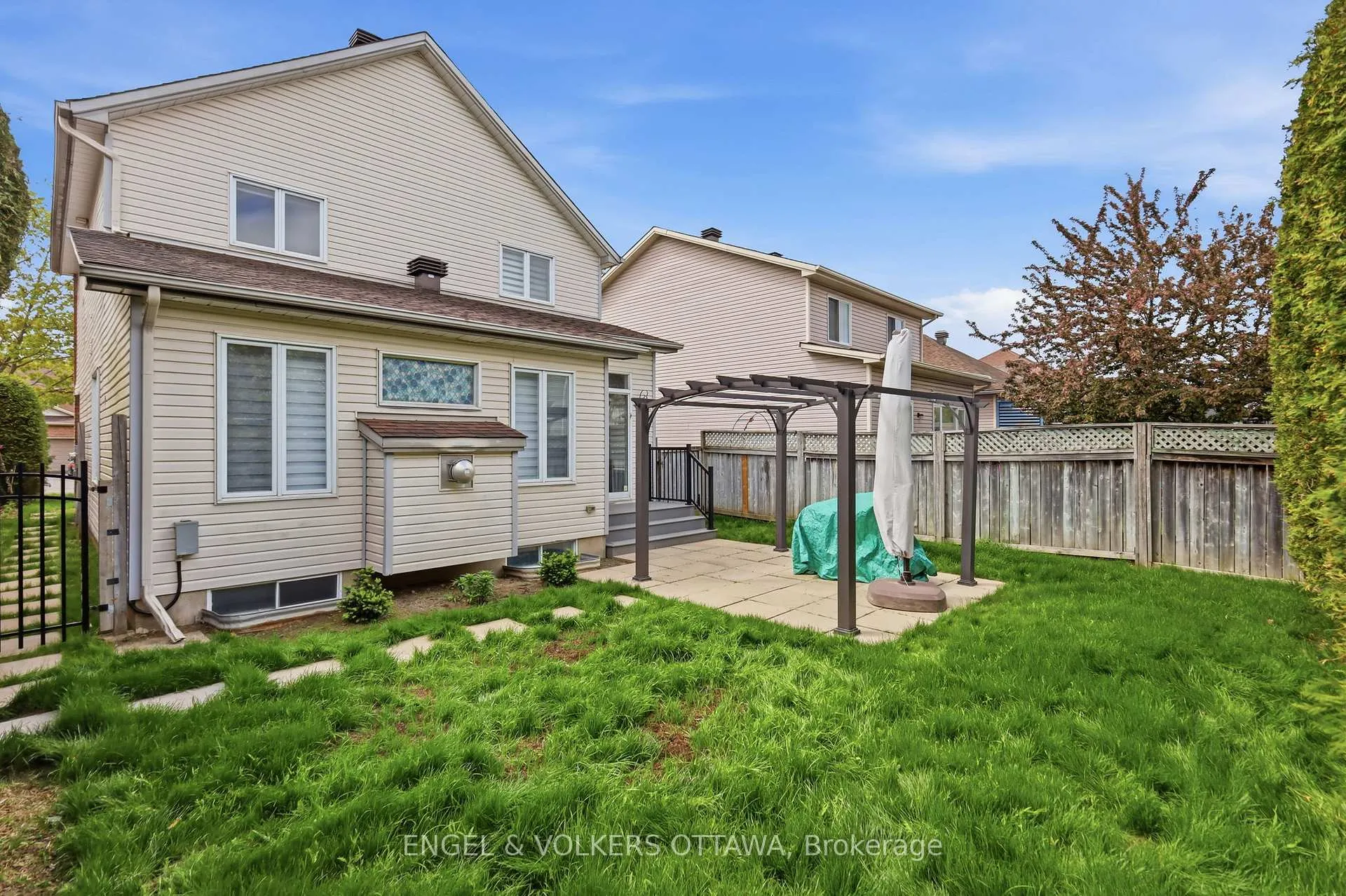 Photo 27 of 1033 Como Crescent, Ottawa, Fallingbrook/Pineridge — HOMEH