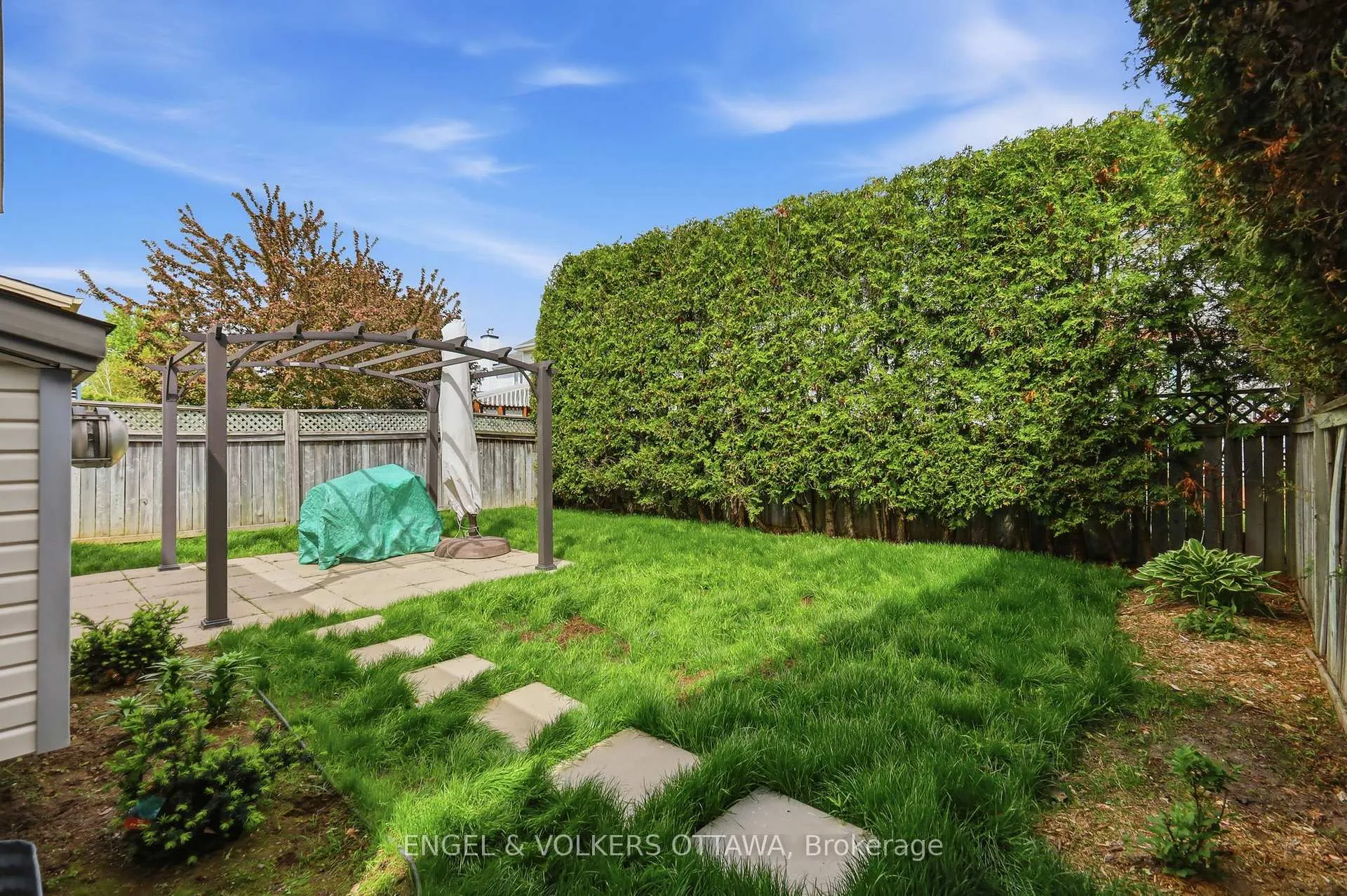 Photo 29 of 1033 Como Crescent, Ottawa, Fallingbrook/Pineridge — HOMEH