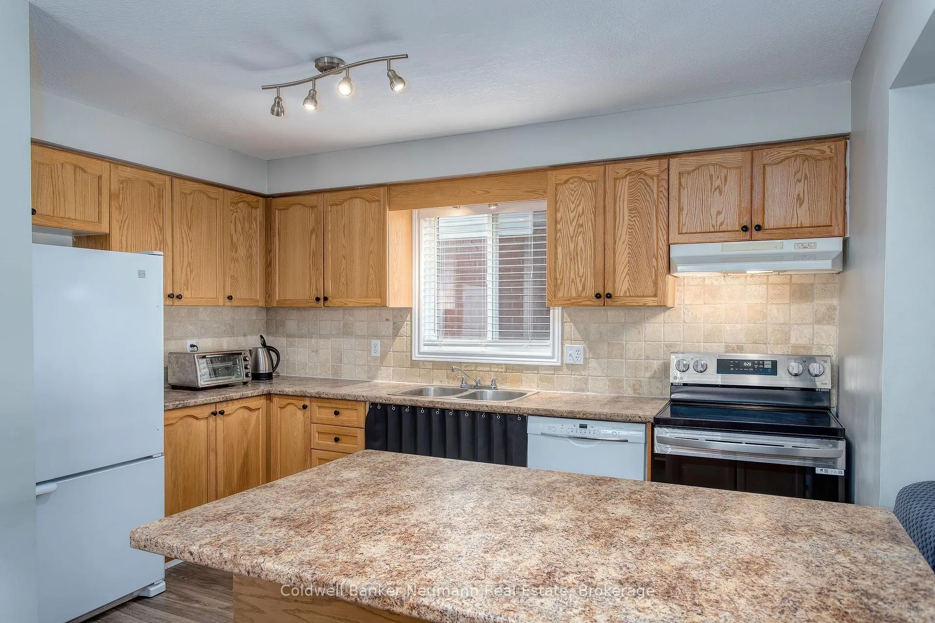 Photo 11 of 10 Mcgarr Drive, Guelph, Pineridge/Westminster Woods — HOMEH