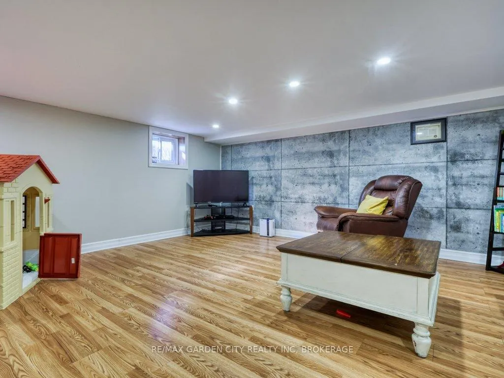 Photo 19 of 52 Carter Street, Port Colborne, Sugarloaf — HOMEH