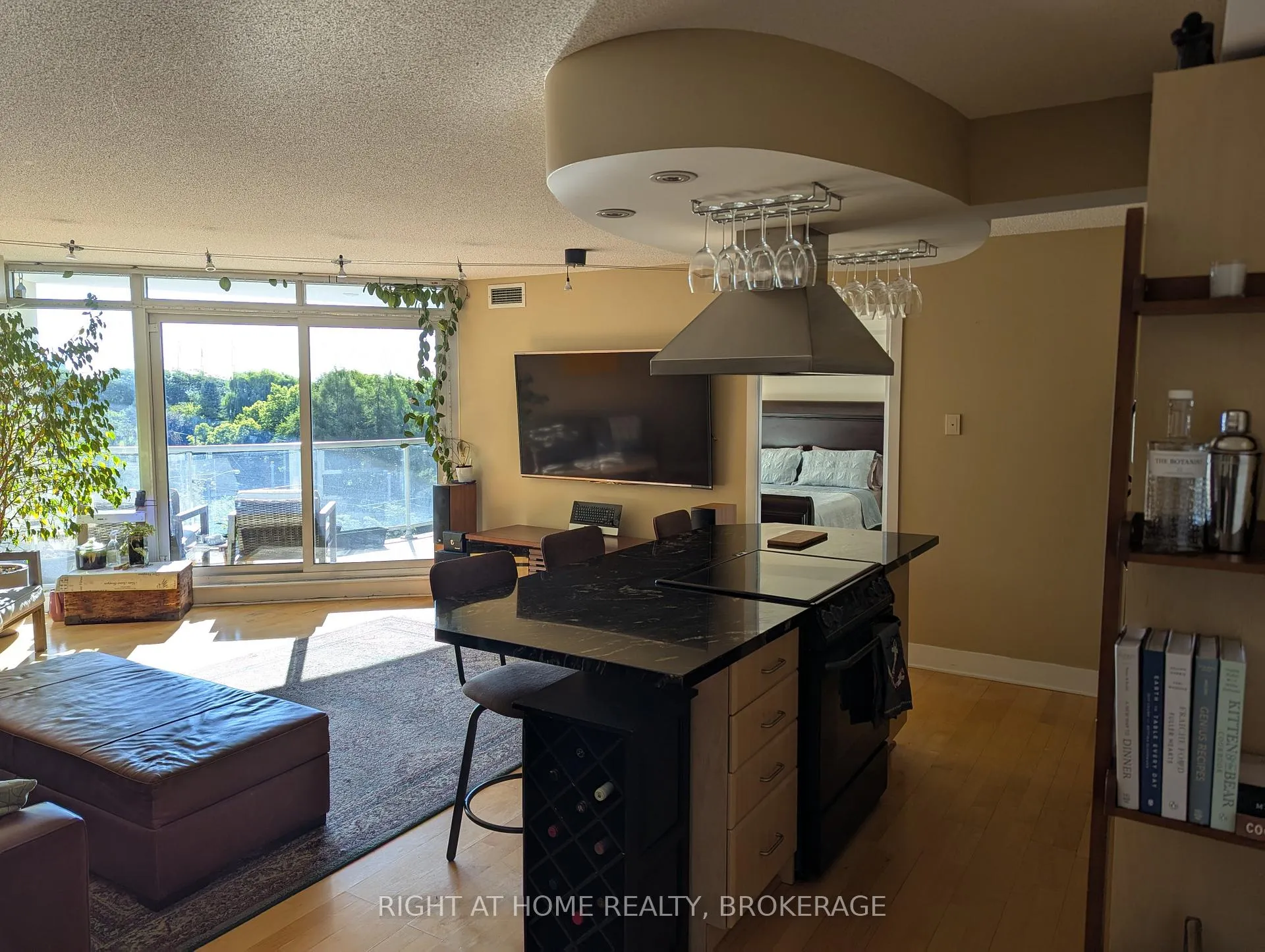 Photo 3 of Unit 608, 550 Queens Quay W, Toronto, Waterfront Communities — HOMEH
