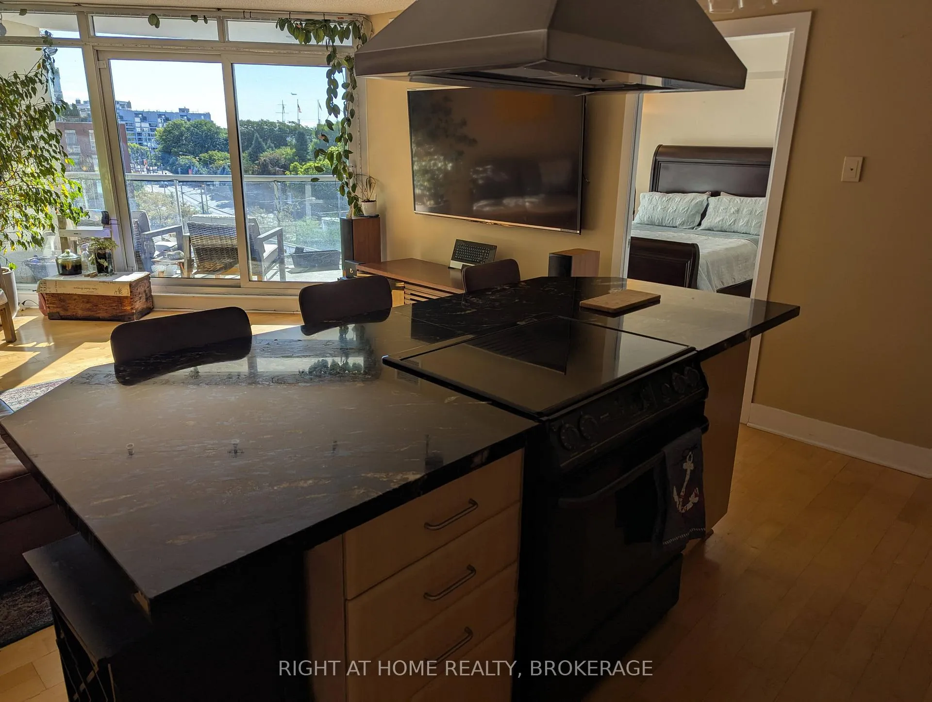 Photo 8 of Unit 608, 550 Queens Quay W, Toronto, Waterfront Communities — HOMEH