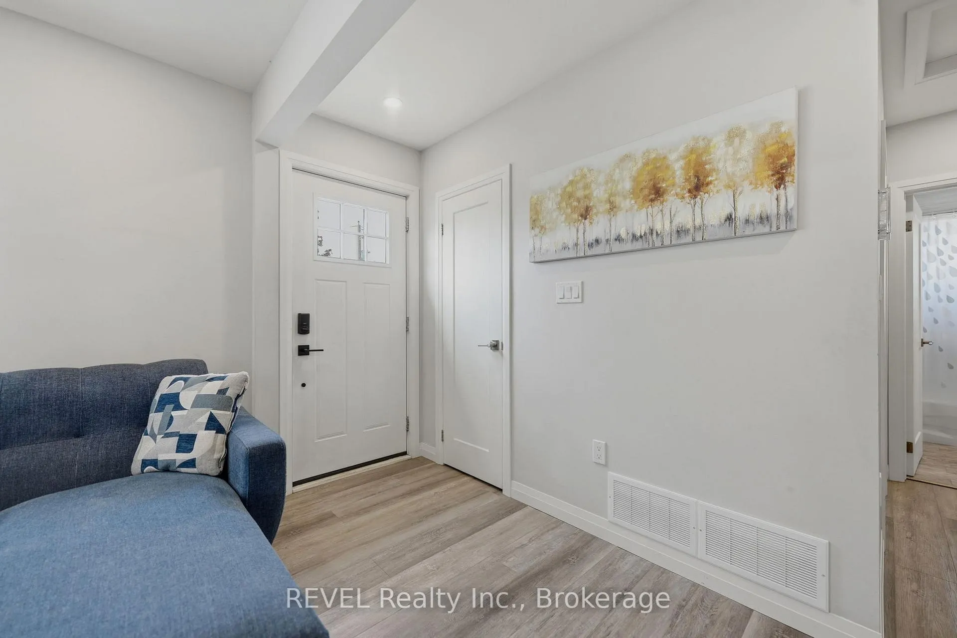 Photo 3 of 7859 Mulhern Street, Niagara Falls, Ascot — HOMEH