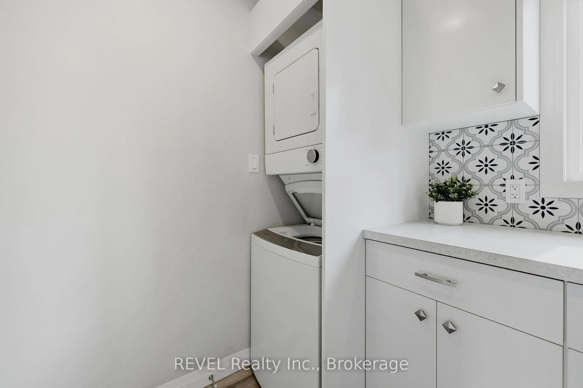 Photo 11 of 7859 Mulhern Street, Niagara Falls, Ascot — HOMEH