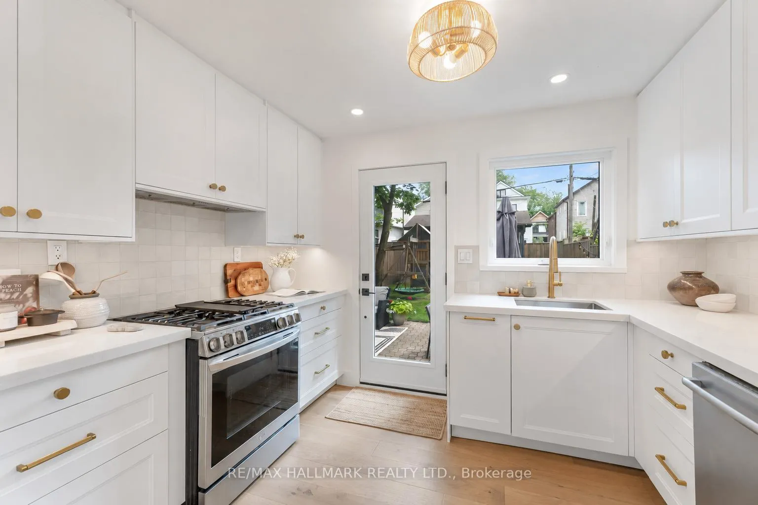 Photo 11 of 37 Winston Avenue, Scarborough, Birchcliffe-Cliffside — HOMEH