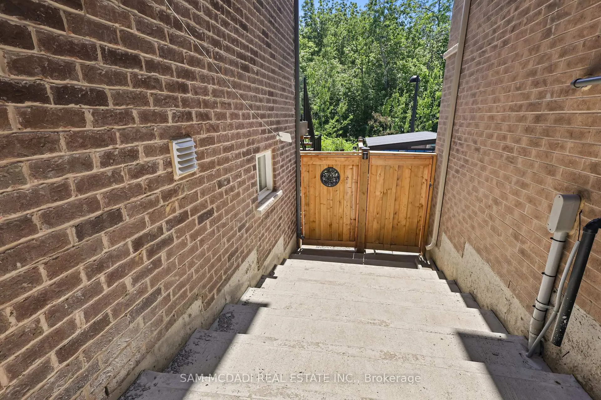 Photo 18 of 837 Magnolia Terrace, Milton, Cobban — HOMEH