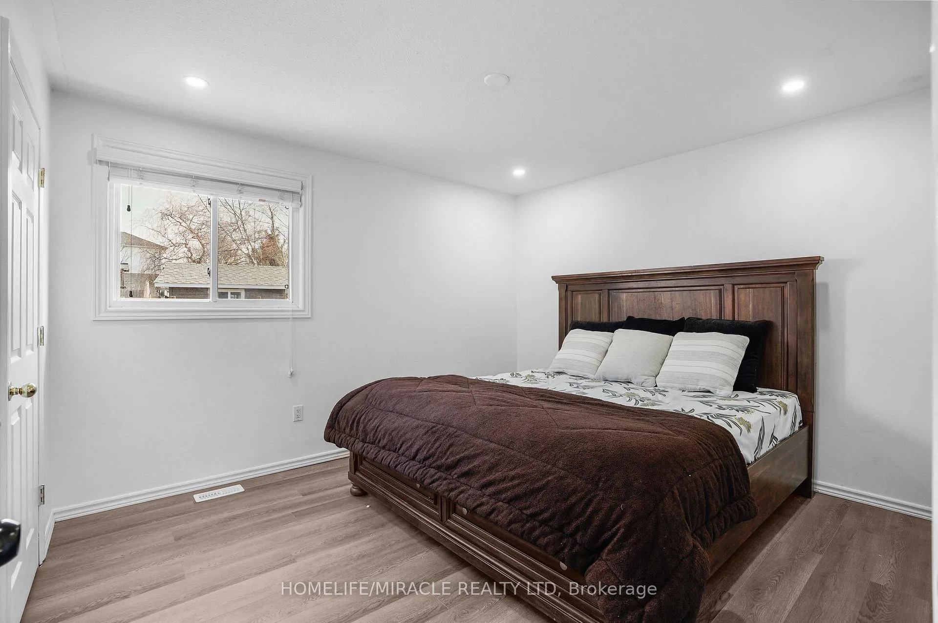 Photo 12 of 8 Bradley Lane, Brantford — HOMEH