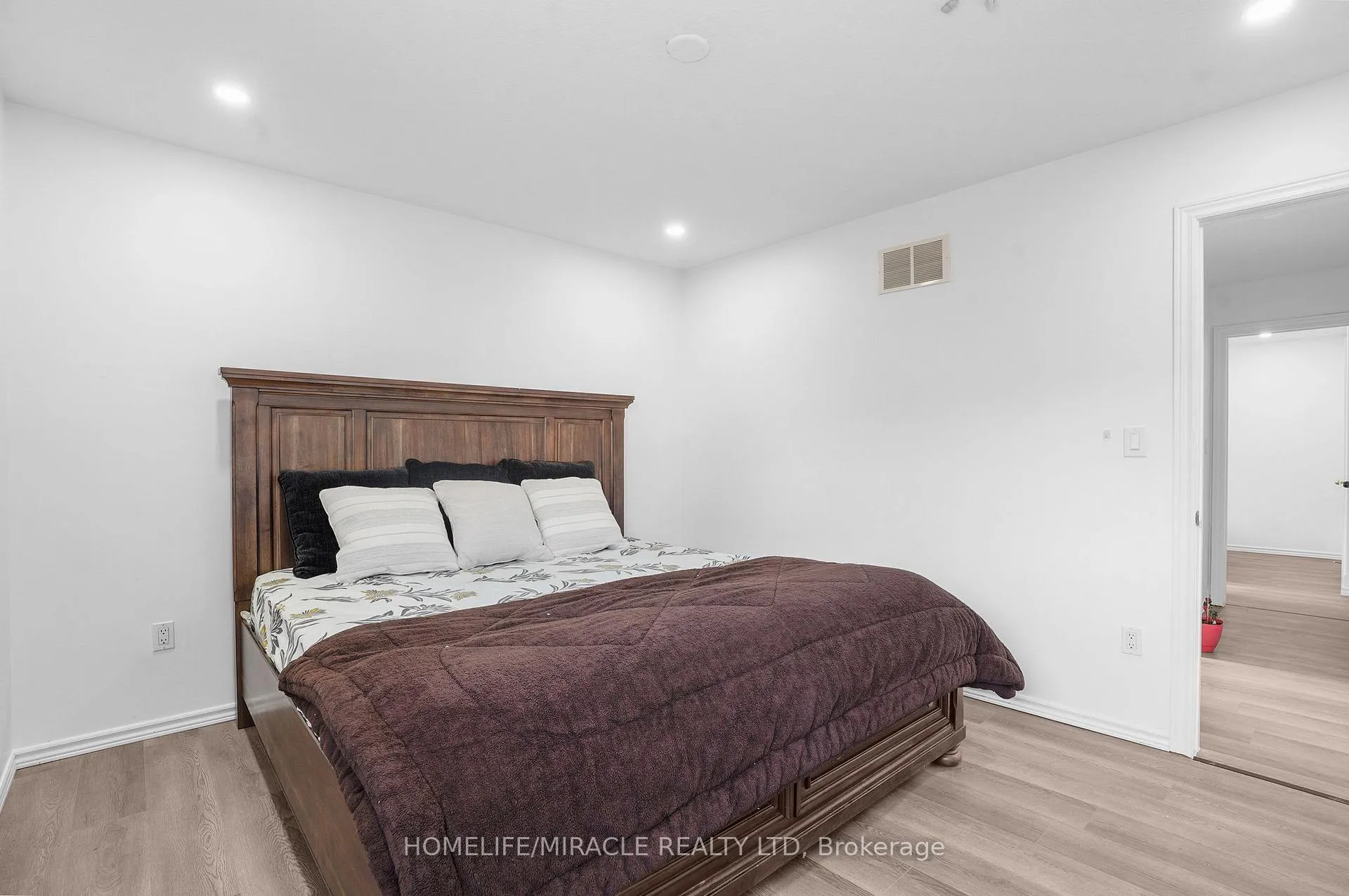 Photo 13 of 8 Bradley Lane, Brantford — HOMEH