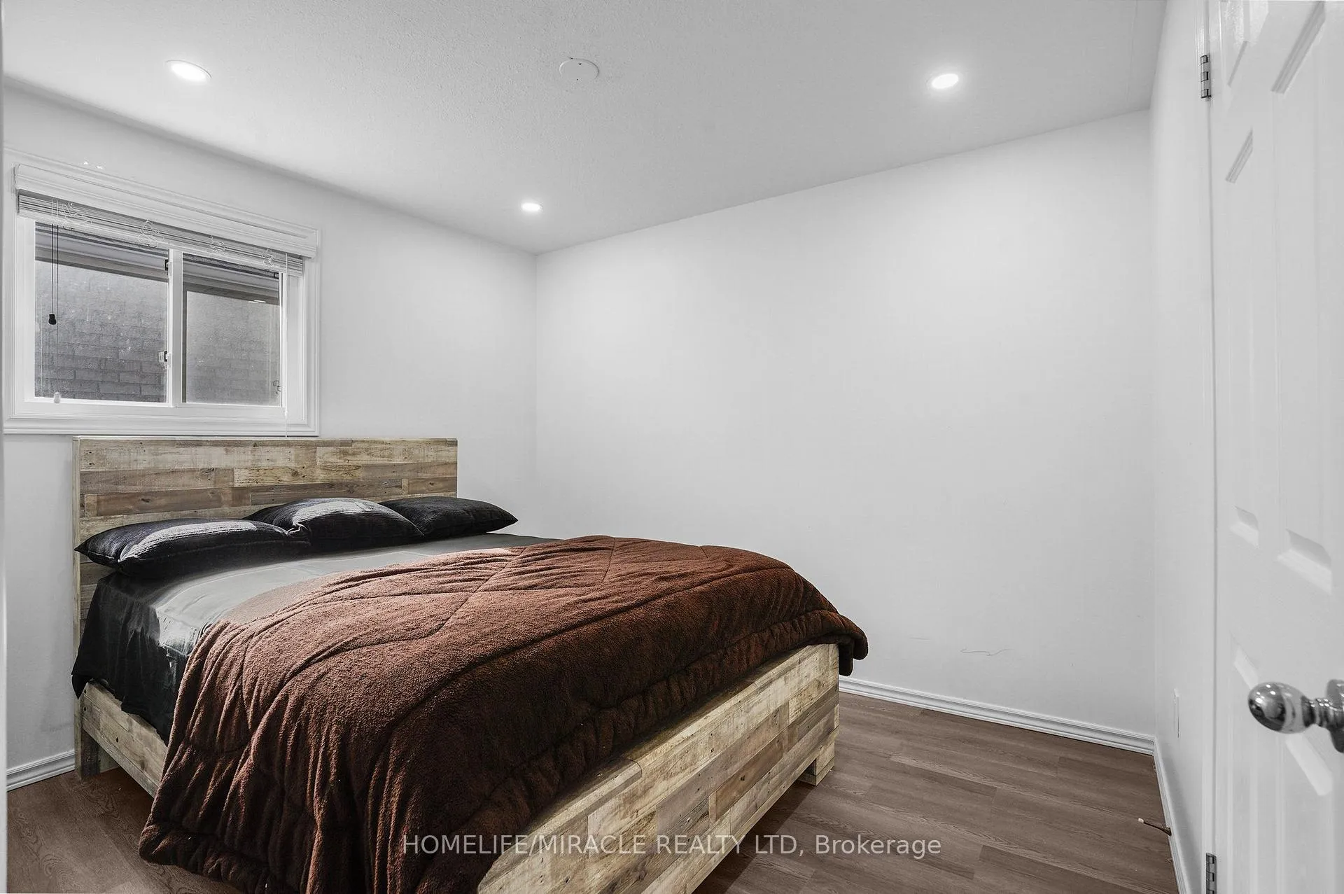 Photo 20 of 8 Bradley Lane, Brantford — HOMEH