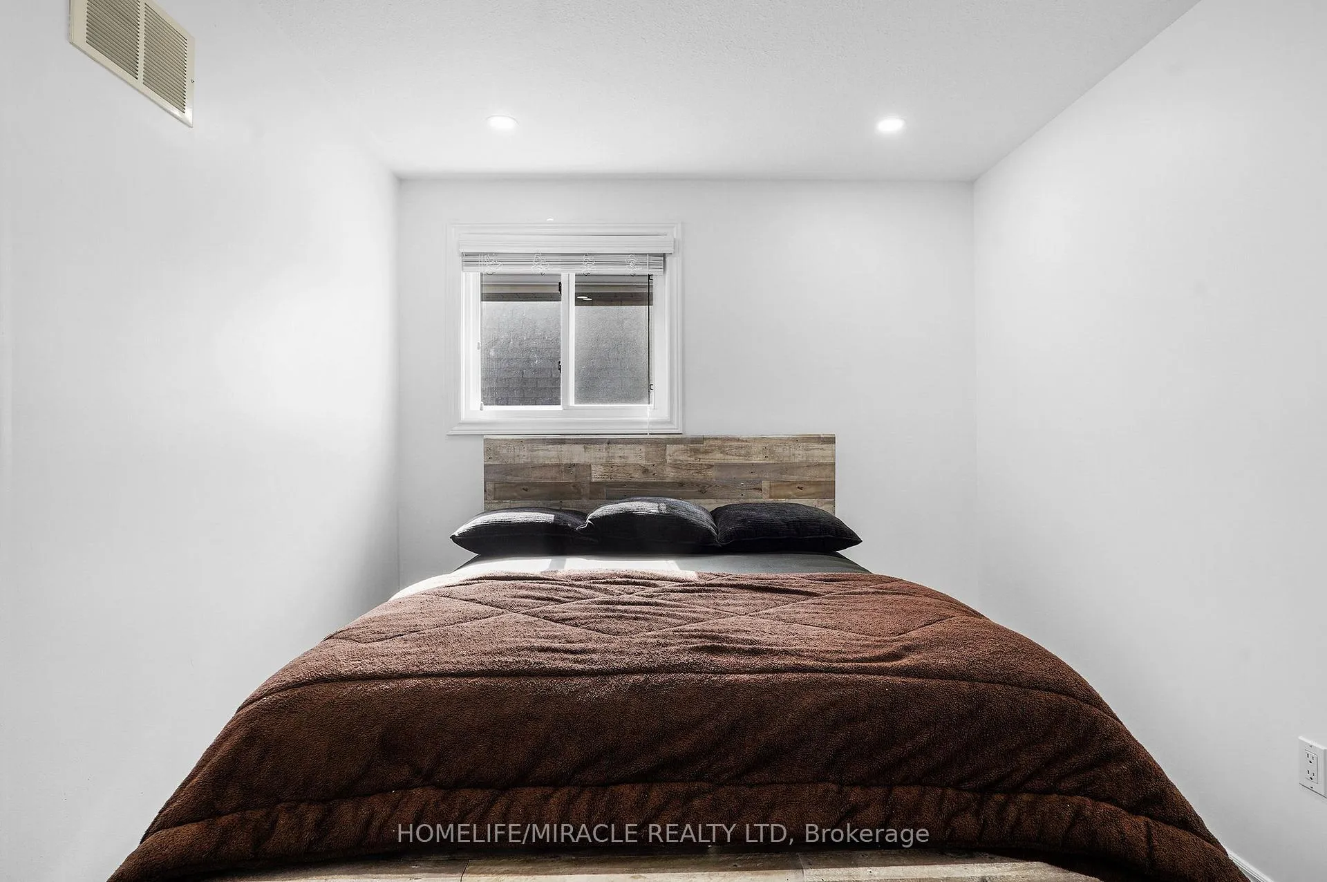Photo 21 of 8 Bradley Lane, Brantford — HOMEH