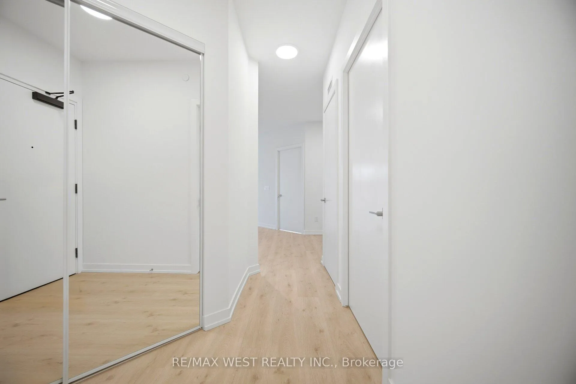 Photo 8 of Unit 522, 2501 Saw Whet Boulevard, Oakville, Glen Abbey — HOMEH