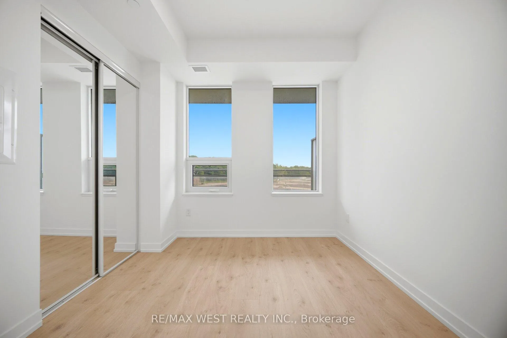 Photo 19 of Unit 522, 2501 Saw Whet Boulevard, Oakville, Glen Abbey — HOMEH