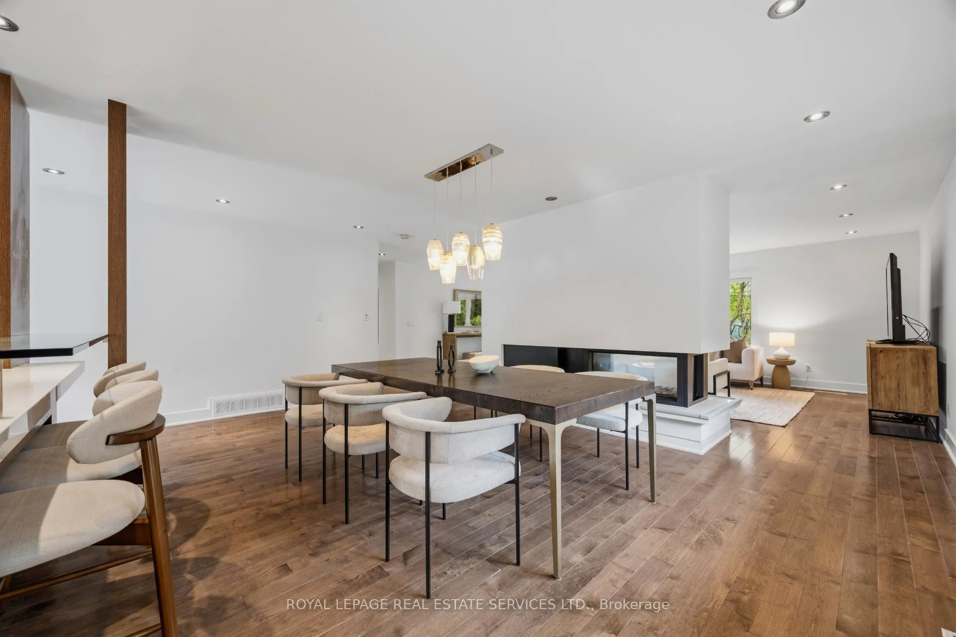Photo 5 of 27 Princess Anne Crescent, Etobicoke, Princess-Rosethorn — HOMEH