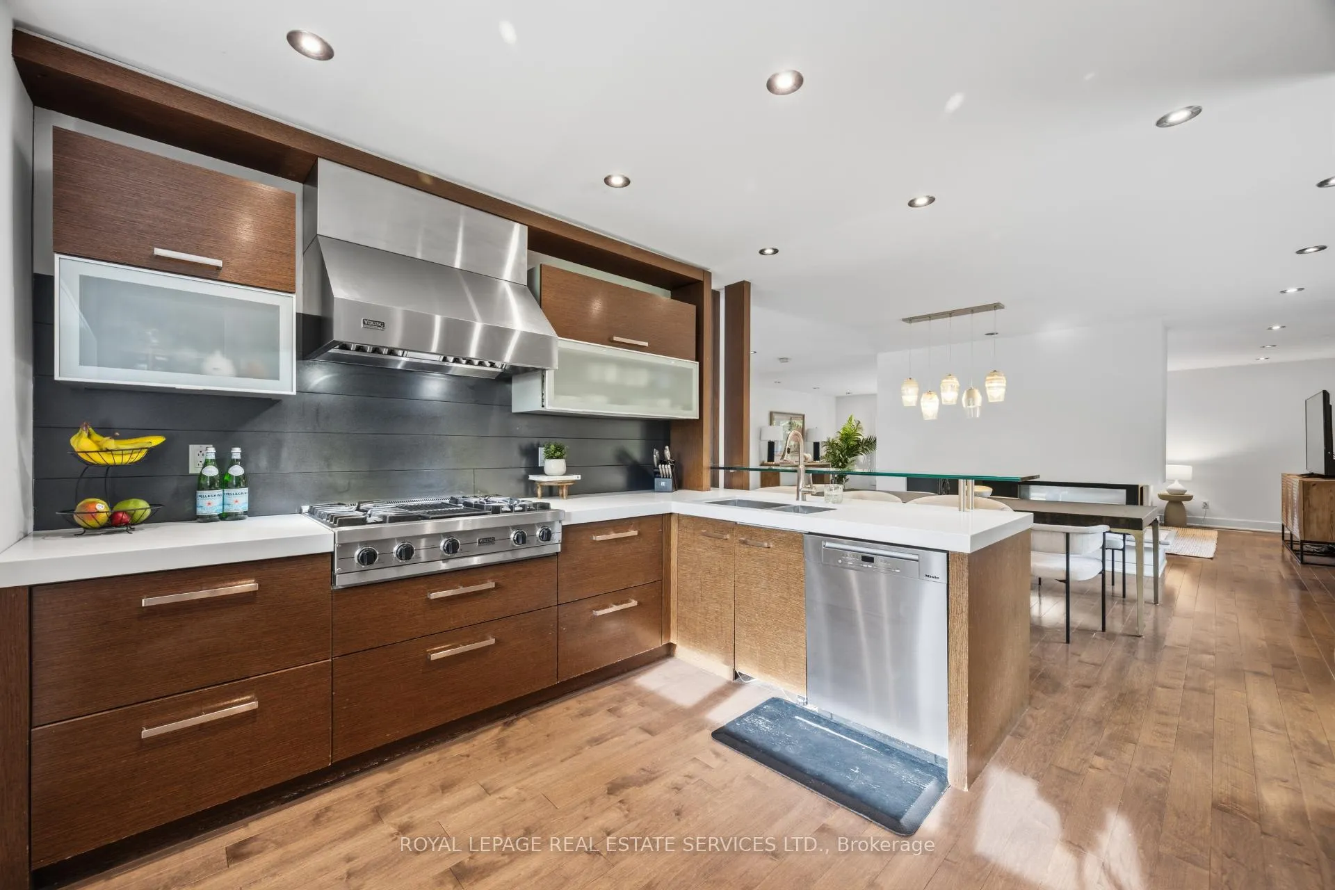 Photo 8 of 27 Princess Anne Crescent, Etobicoke, Princess-Rosethorn — HOMEH