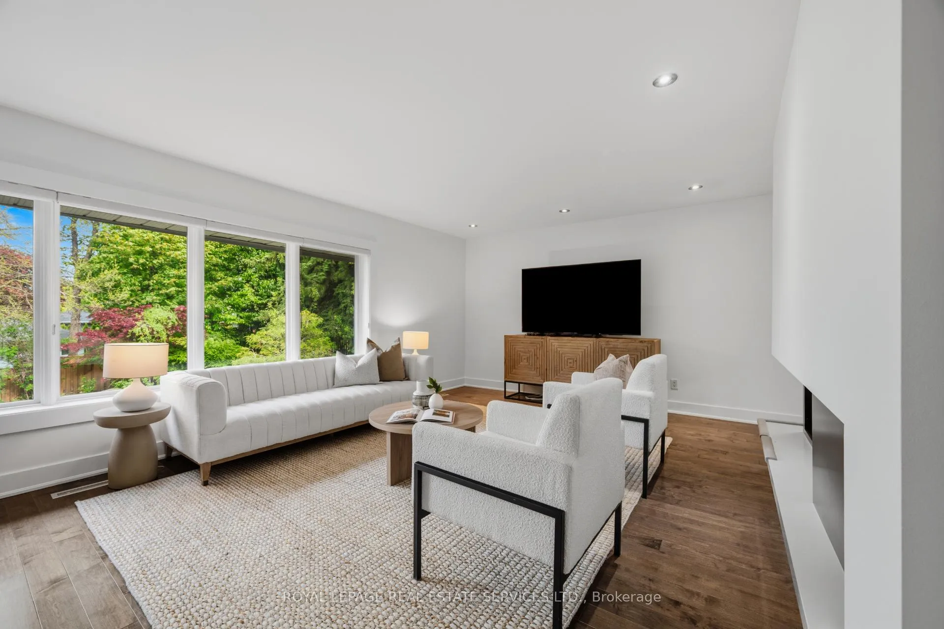 Photo 10 of 27 Princess Anne Crescent, Etobicoke, Princess-Rosethorn — HOMEH