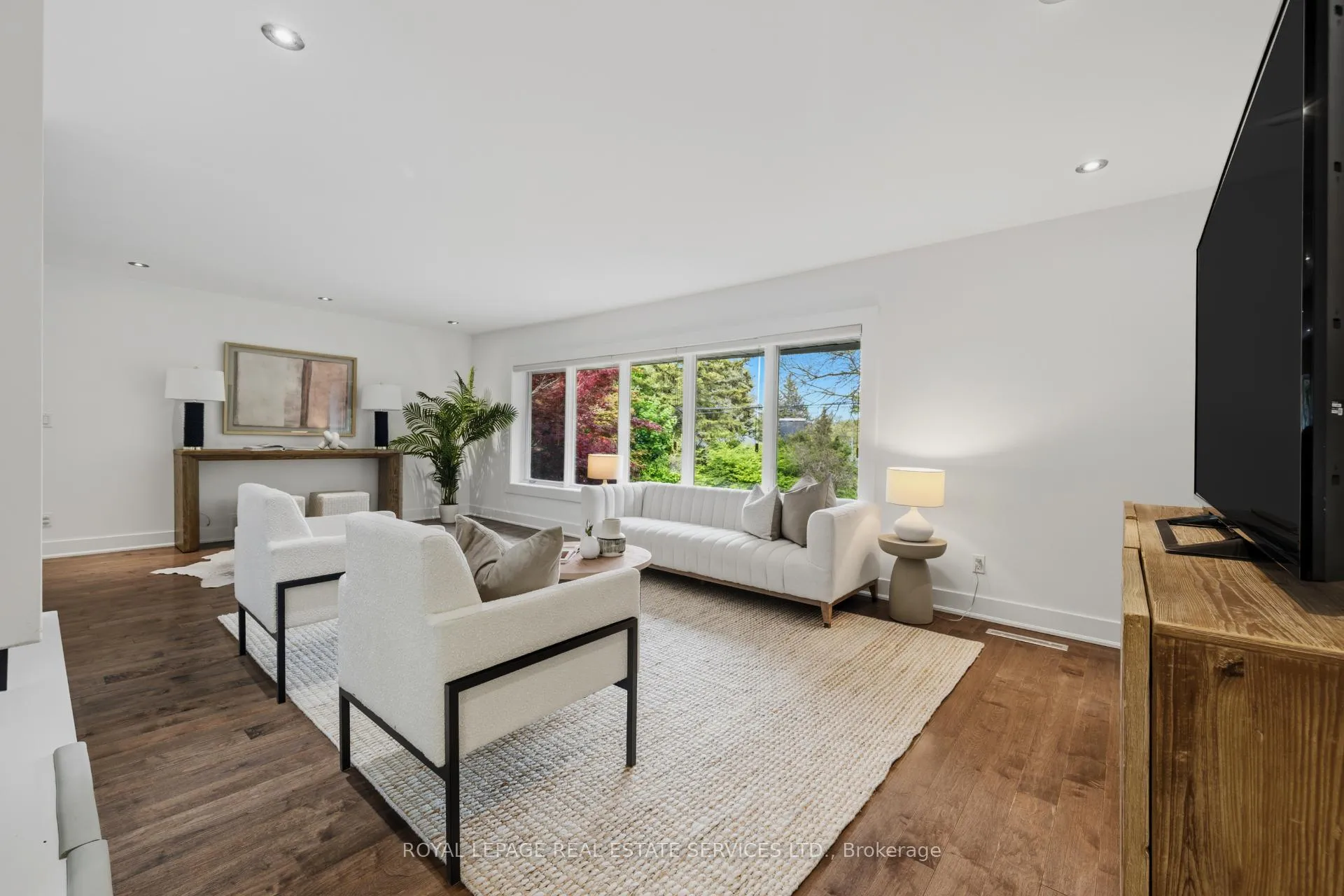 Photo 12 of 27 Princess Anne Crescent, Etobicoke, Princess-Rosethorn — HOMEH