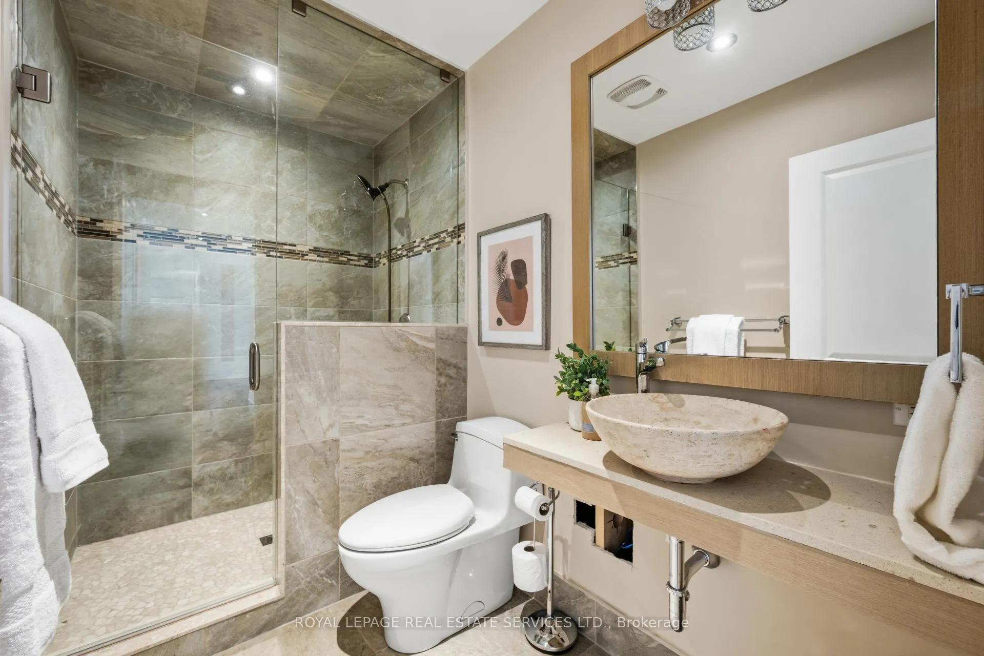 Photo 19 of 27 Princess Anne Crescent, Etobicoke, Princess-Rosethorn — HOMEH