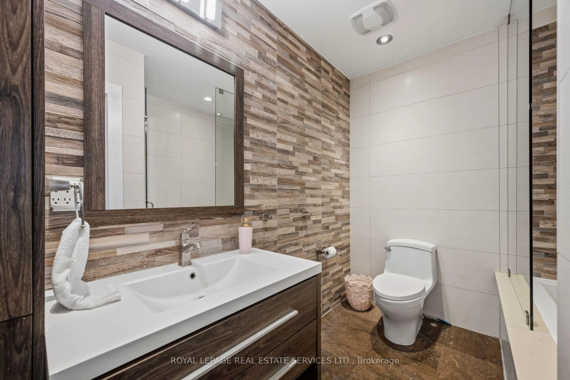 Photo 22 of 27 Princess Anne Crescent, Etobicoke, Princess-Rosethorn — HOMEH