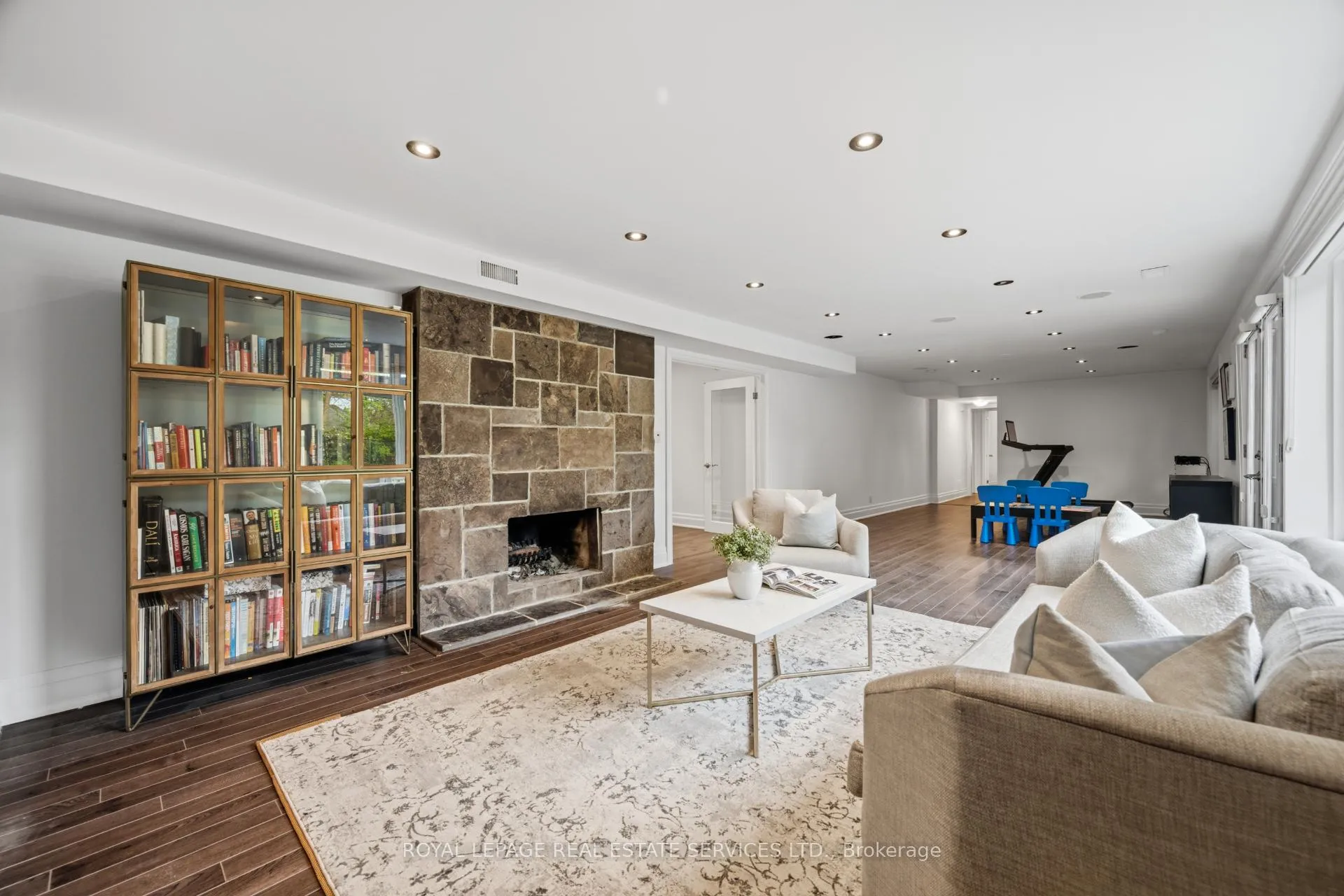 Photo 29 of 27 Princess Anne Crescent, Etobicoke, Princess-Rosethorn — HOMEH