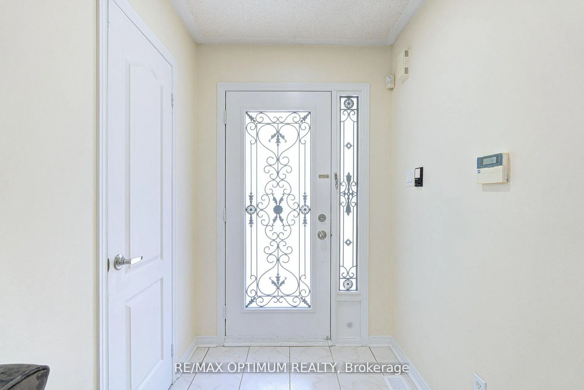Photo 3 of 20 Bramfield Street, Brampton, Fletcher's Meadow — HOMEH