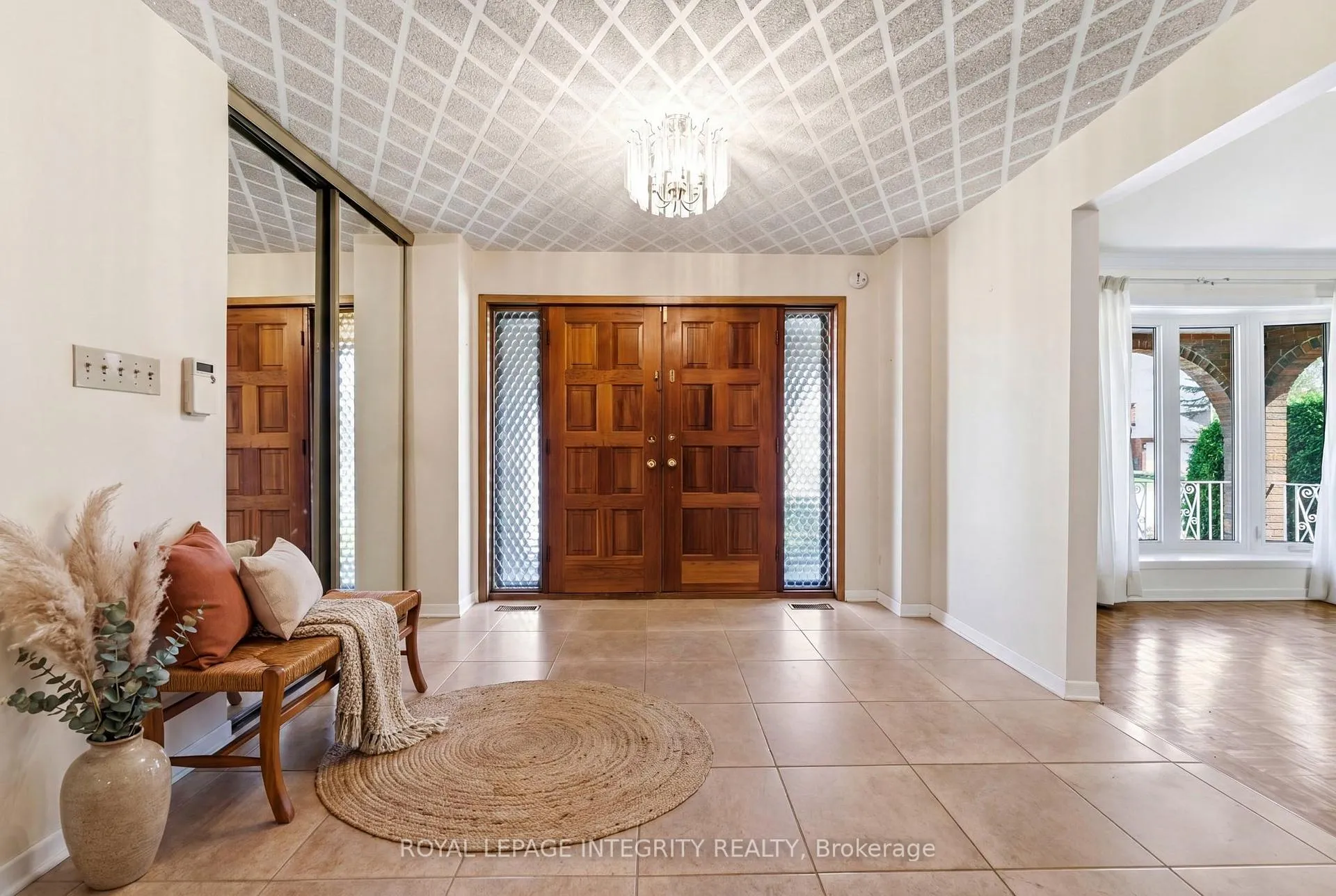 Photo 4 of 10 Parmalea Crescent, Ottawa, Pineglen/Country Place — HOMEH
