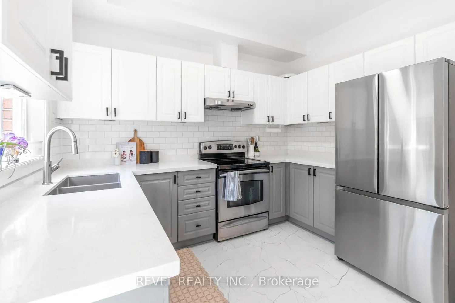 Photo 10 of 8 Grogan Mews, Toronto, Dovercourt-Wallace Emerson-Junction — HOMEH