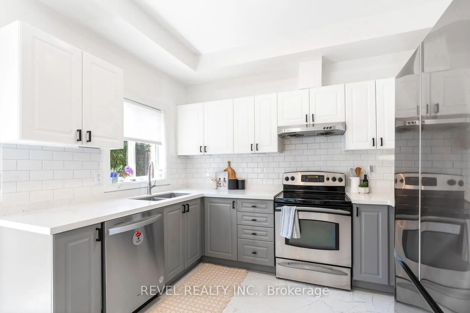 Photo 11 of 8 Grogan Mews, Toronto, Dovercourt-Wallace Emerson-Junction — HOMEH