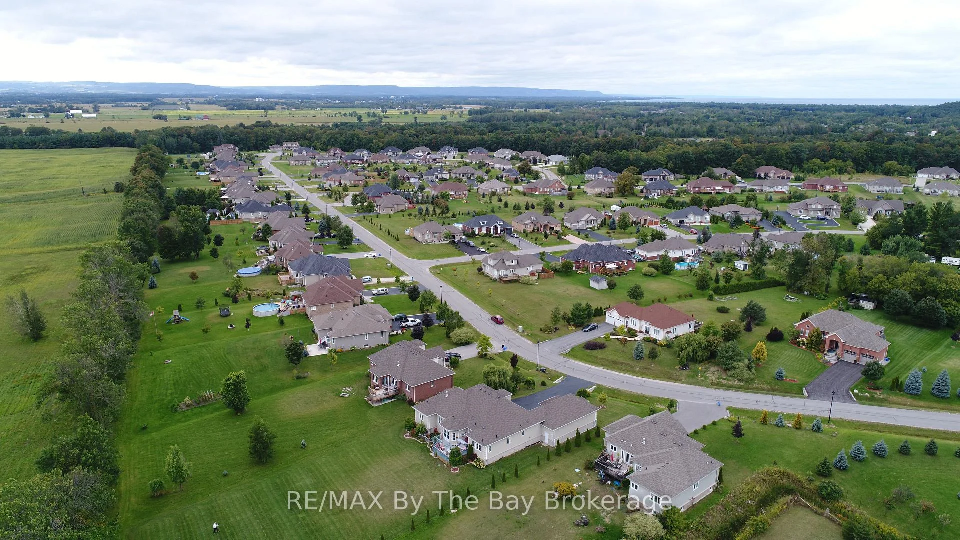 Photo 3 of 18 Maple Drive, Wasaga Beach — HOMEH