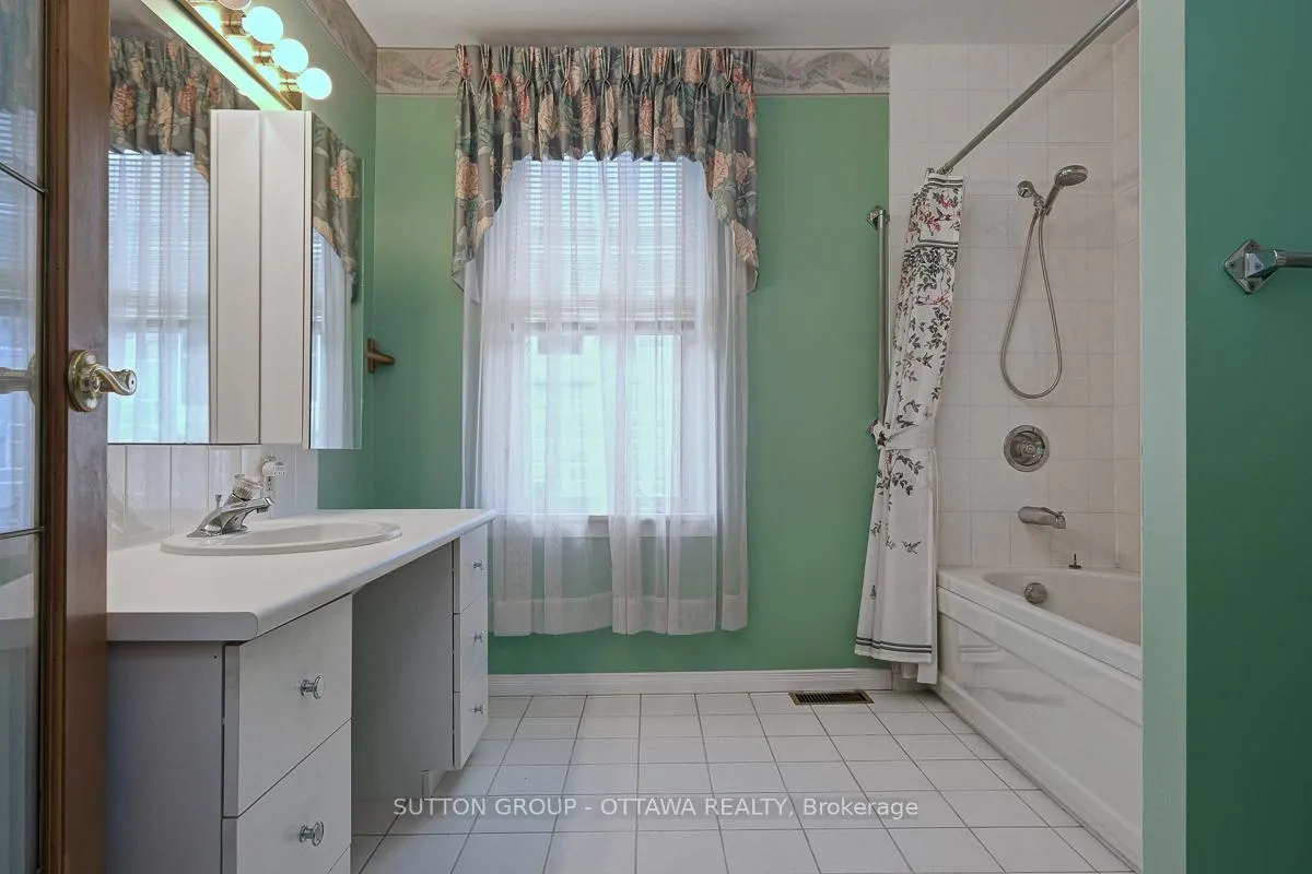 Photo 19 of 442 Wentworth Avenue, Ottawa, Woodroffe — HOMEH