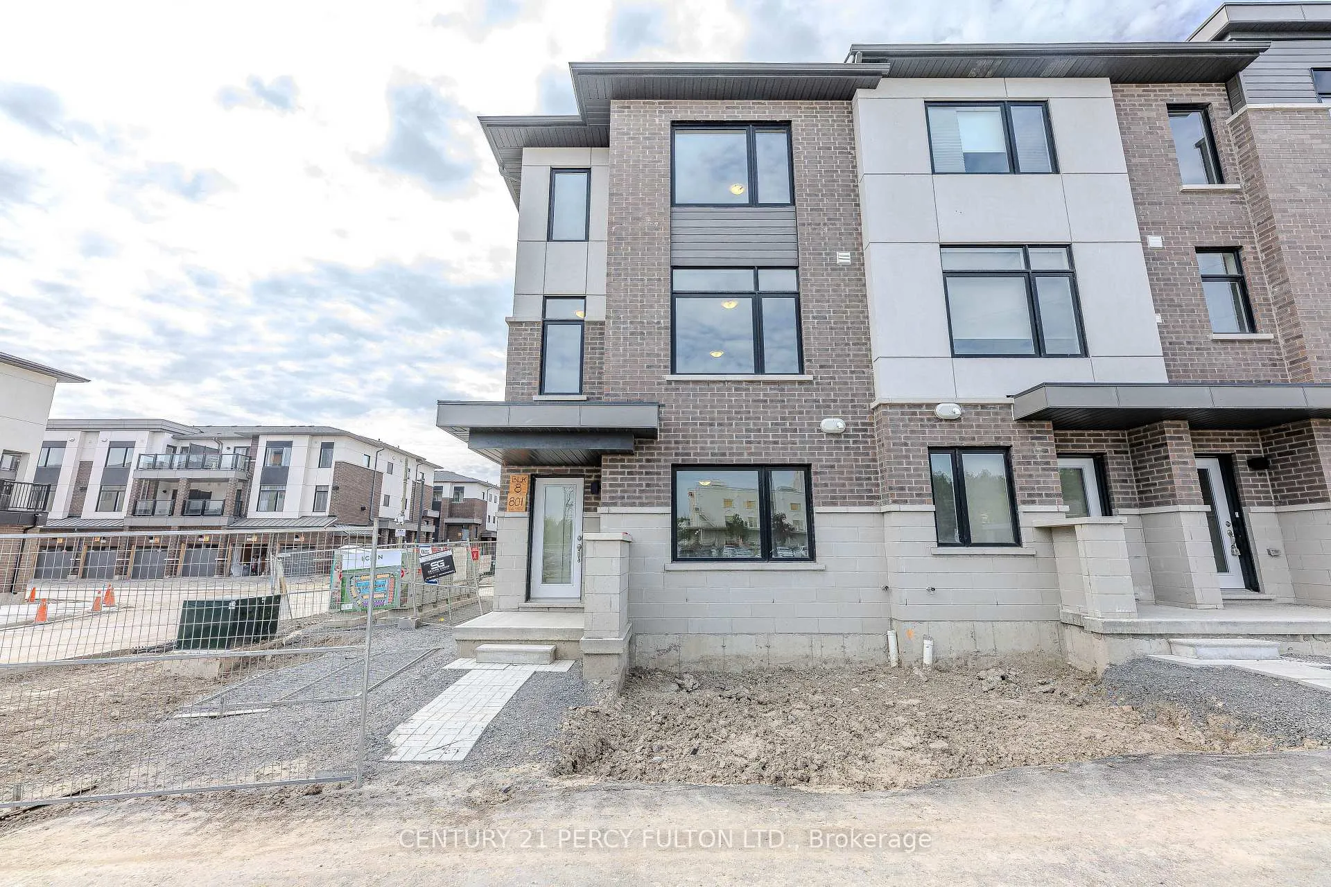 Front of Unit 809, 1695 Dersan Street