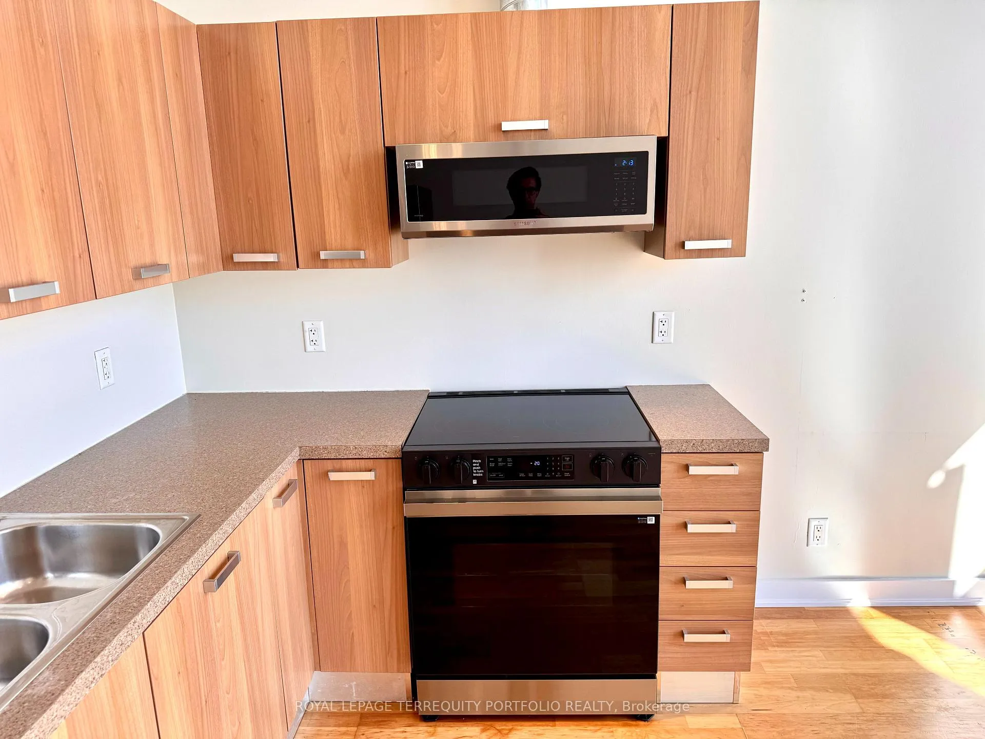 Photo 3 of Unit 418, 43 Hanna Avenue, Toronto, Niagara — HOMEH