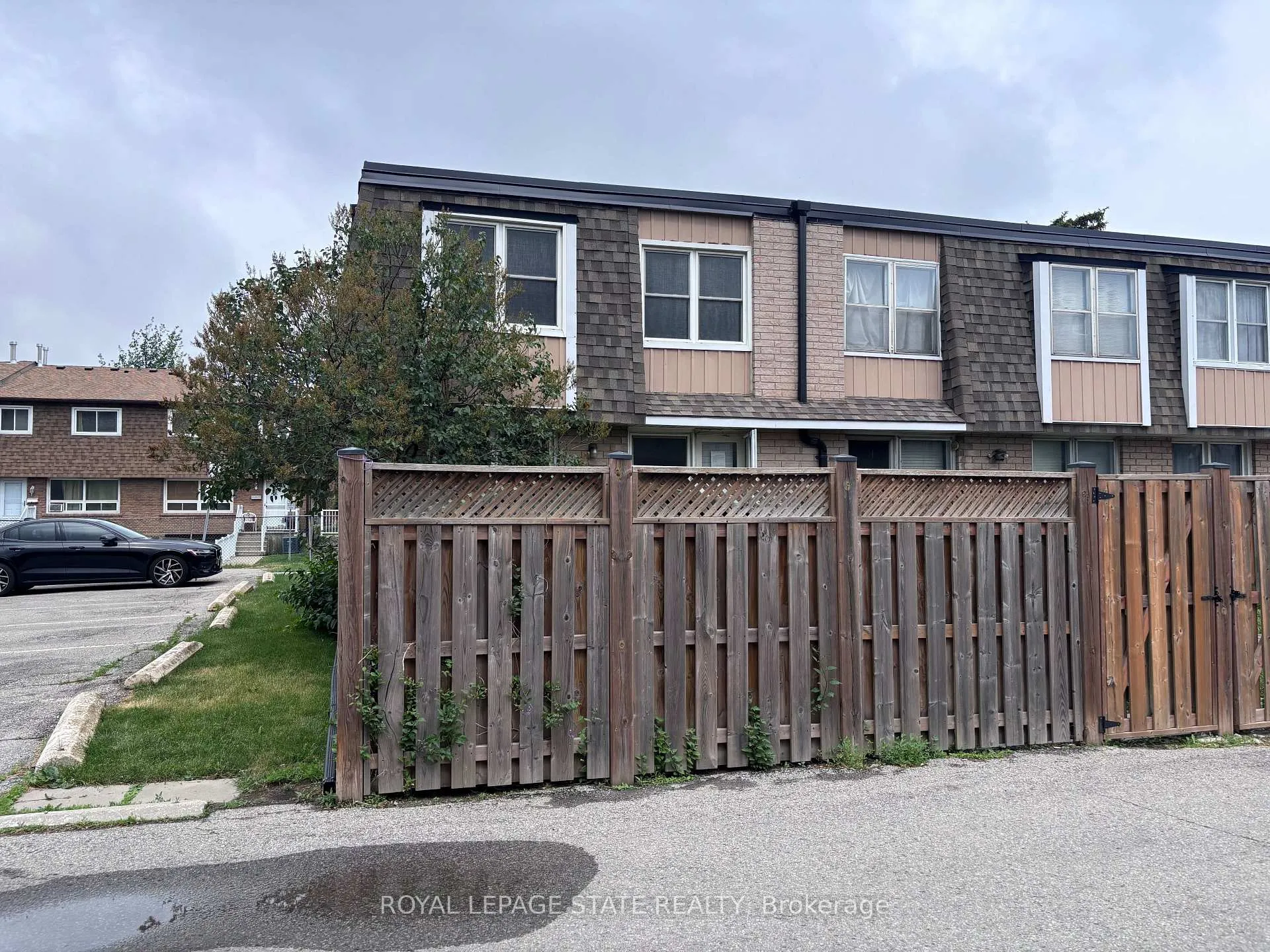 Photo 4 of Unit 4, 153 Limeridge Road W, Hamilton, Rolston — HOMEH