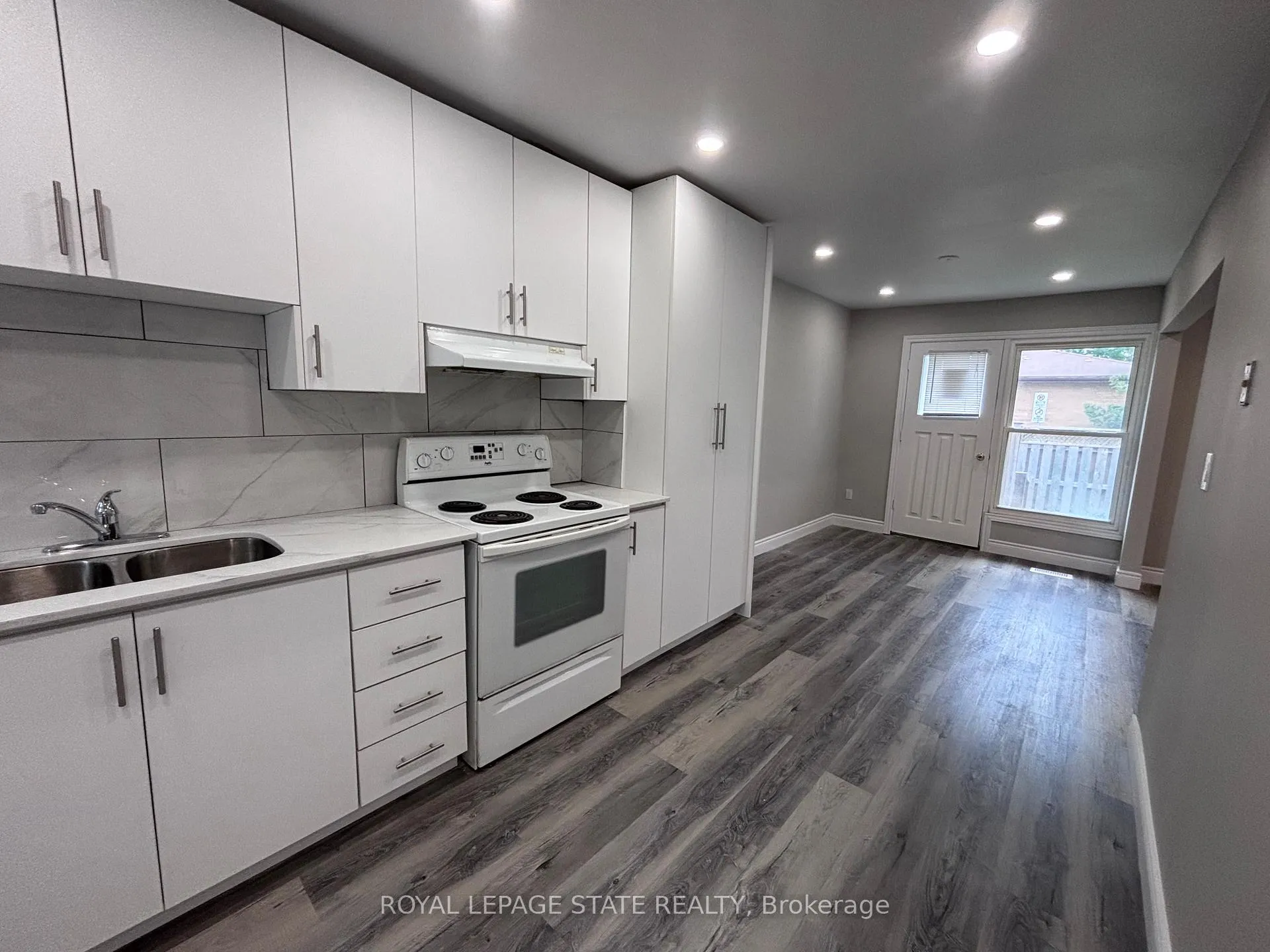 Photo 6 of Unit 4, 153 Limeridge Road W, Hamilton, Rolston — HOMEH