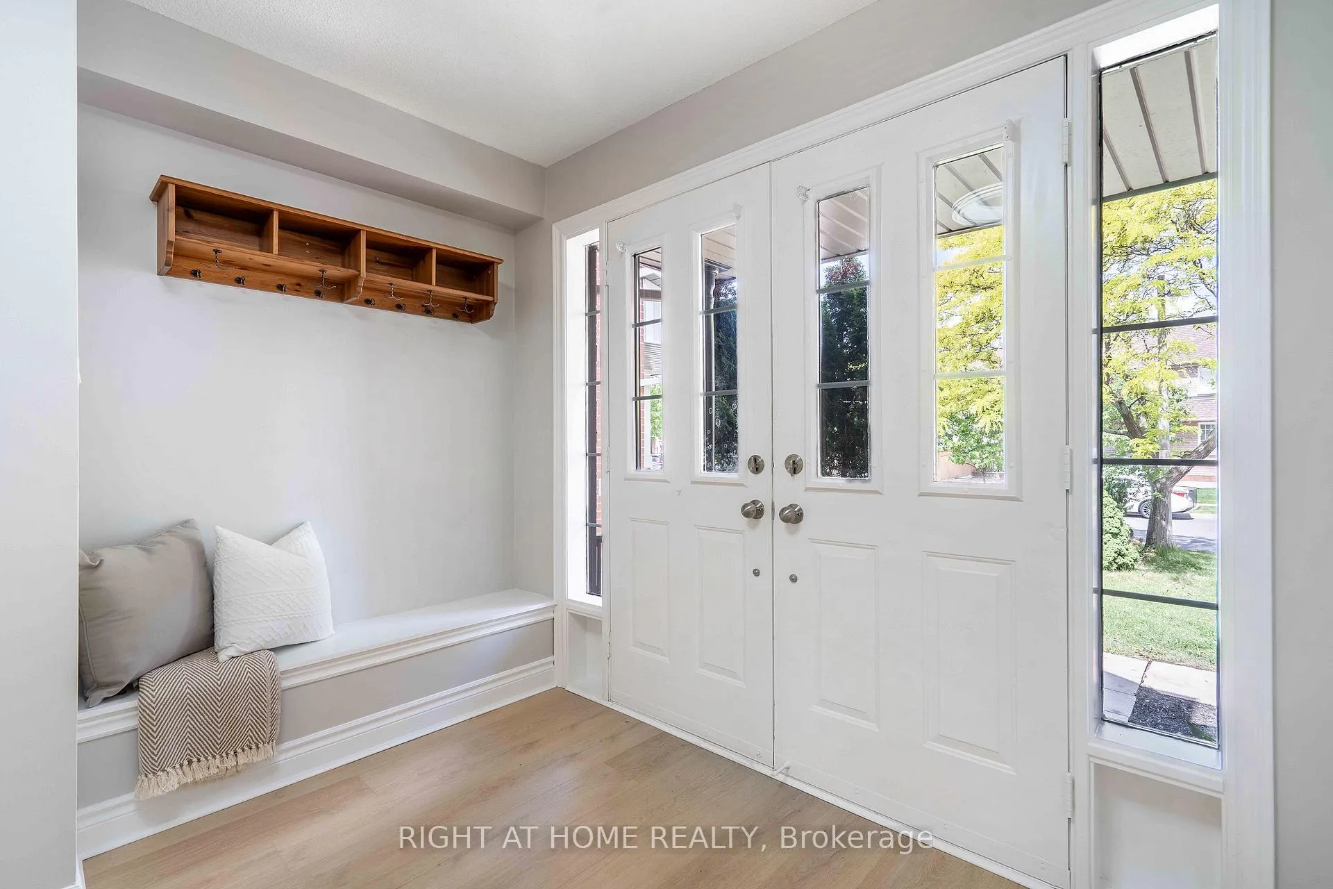 Photo 4 of 2425 Nichols Drive, Oakville, Wedgewood Creek — HOMEH