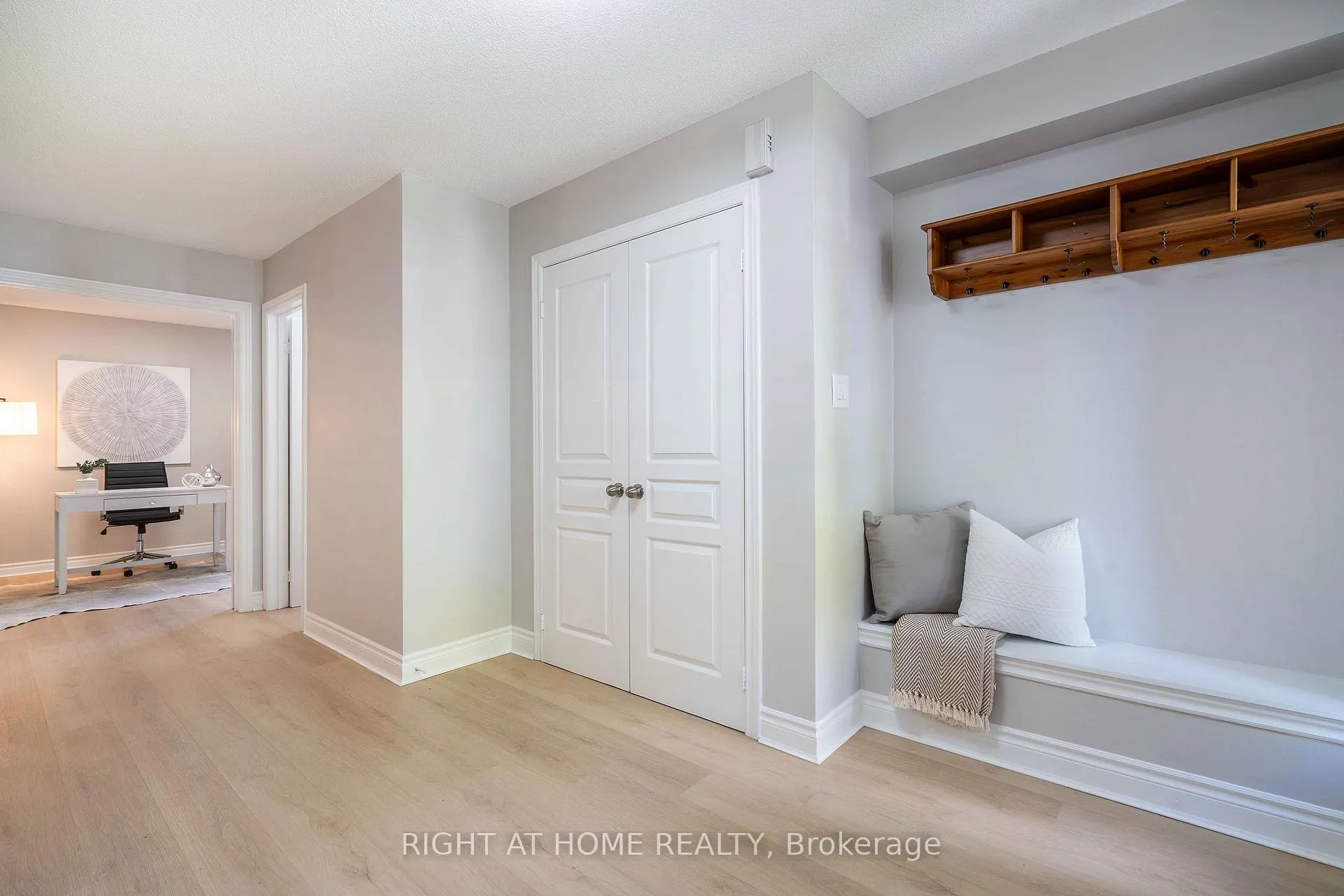 Photo 5 of 2425 Nichols Drive, Oakville, Wedgewood Creek — HOMEH