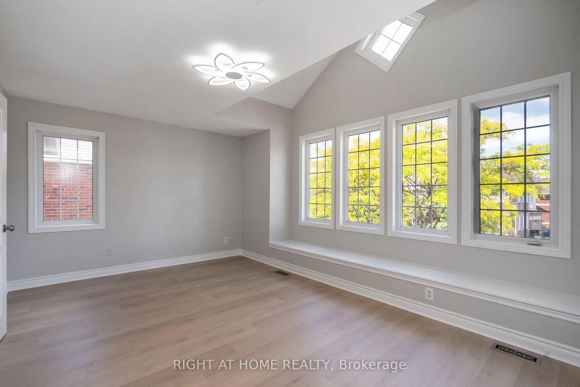 Photo 31 of 2425 Nichols Drive, Oakville, Wedgewood Creek — HOMEH