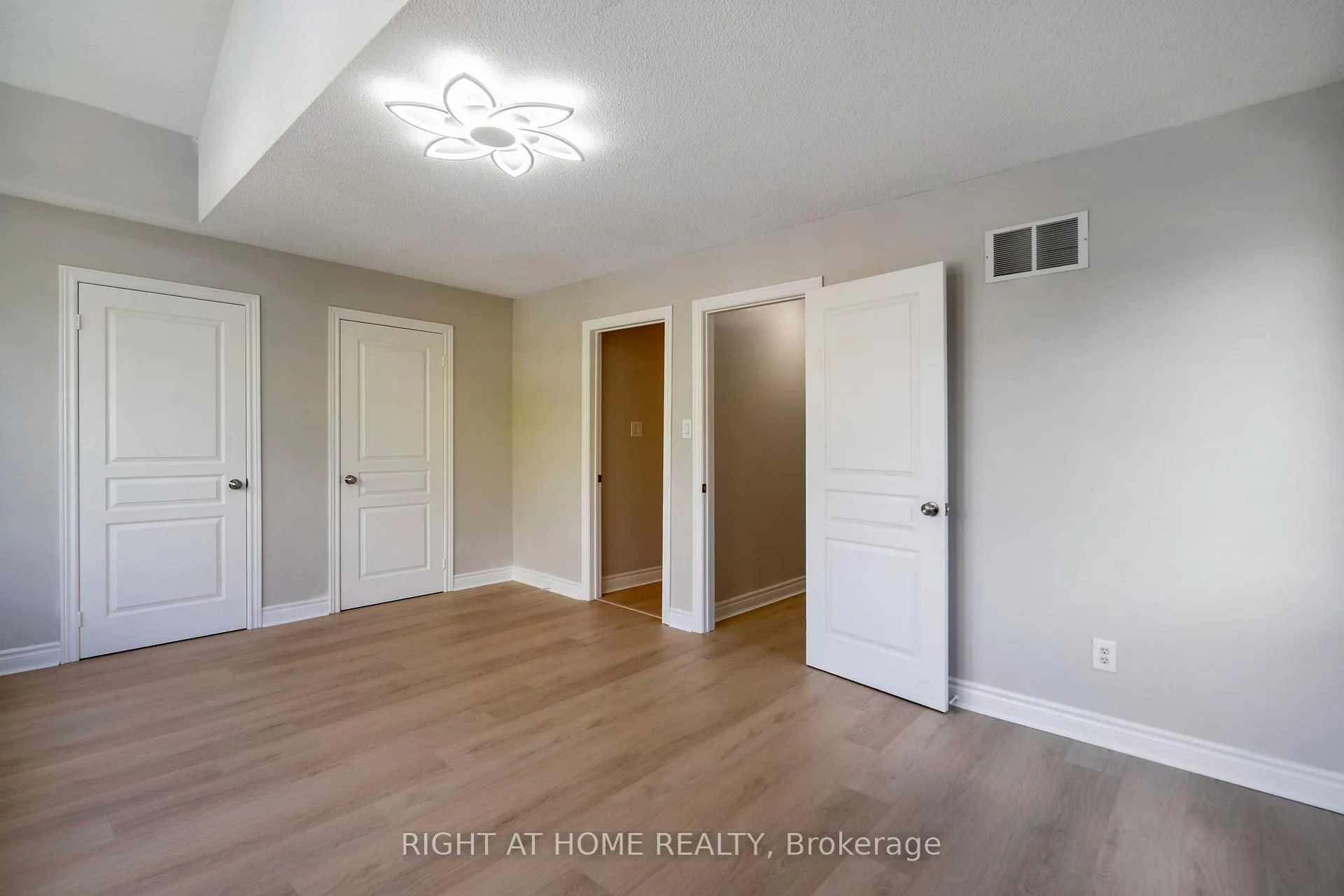 Photo 33 of 2425 Nichols Drive, Oakville, Wedgewood Creek — HOMEH