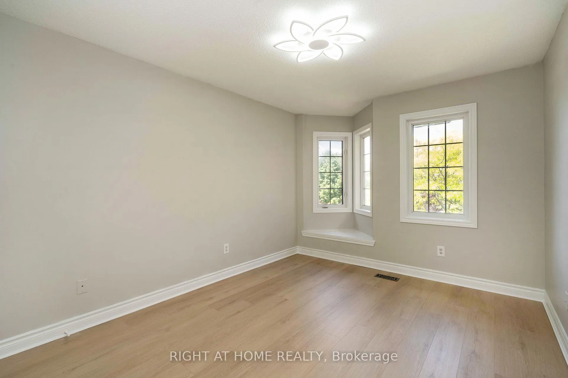 Photo 35 of 2425 Nichols Drive, Oakville, Wedgewood Creek — HOMEH