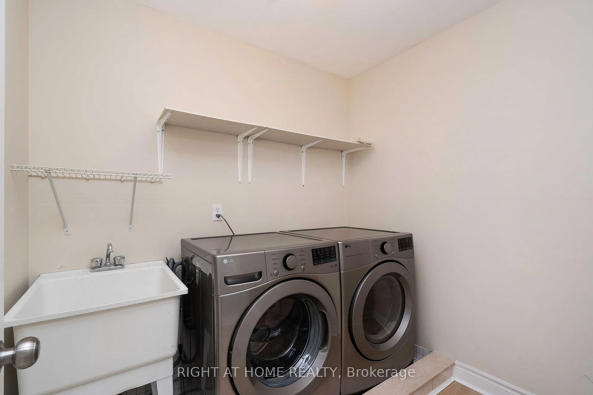 Photo 43 of 2425 Nichols Drive, Oakville, Wedgewood Creek — HOMEH